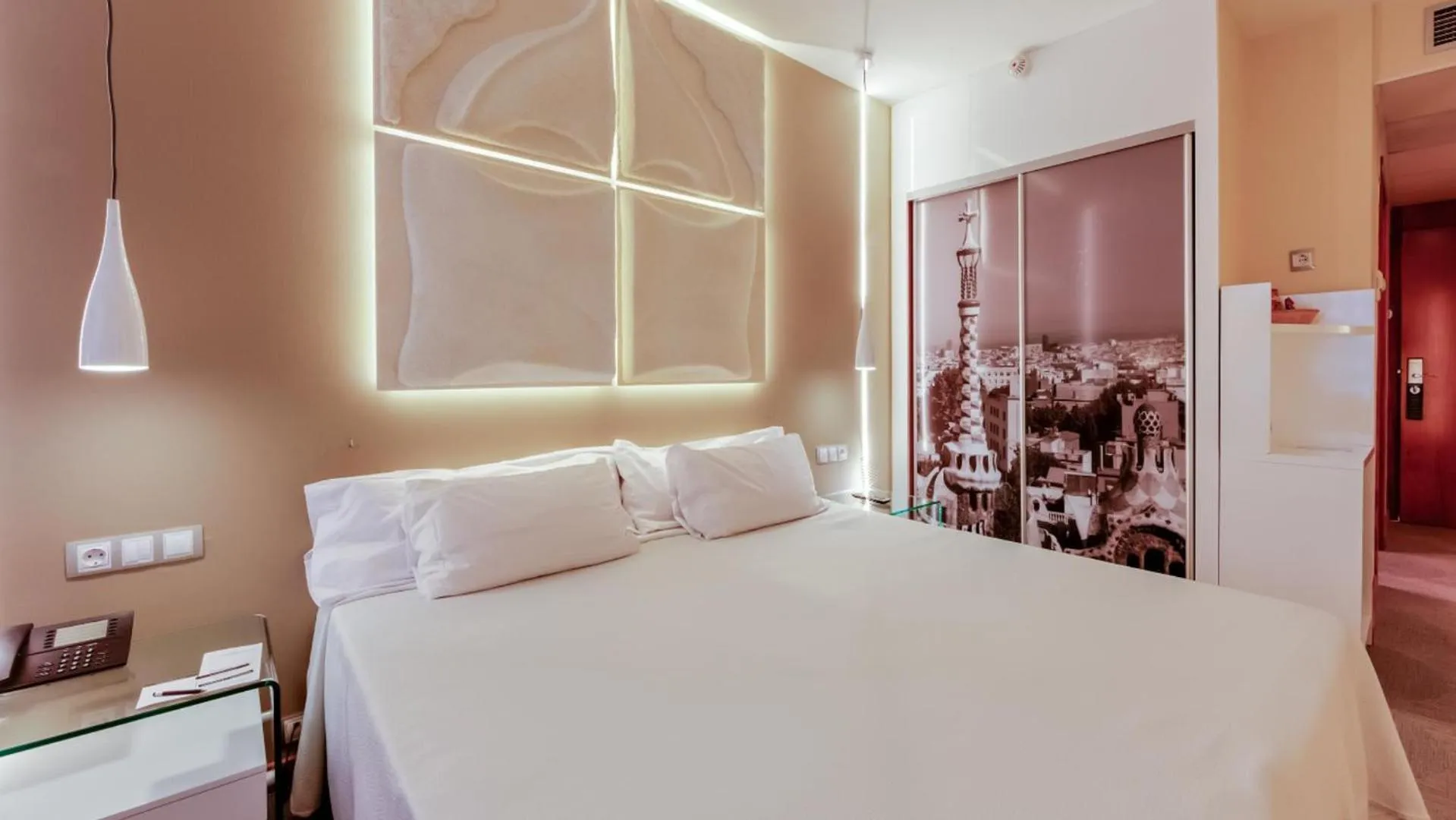 Photo of the whole room, Bed in Evenia Rossello