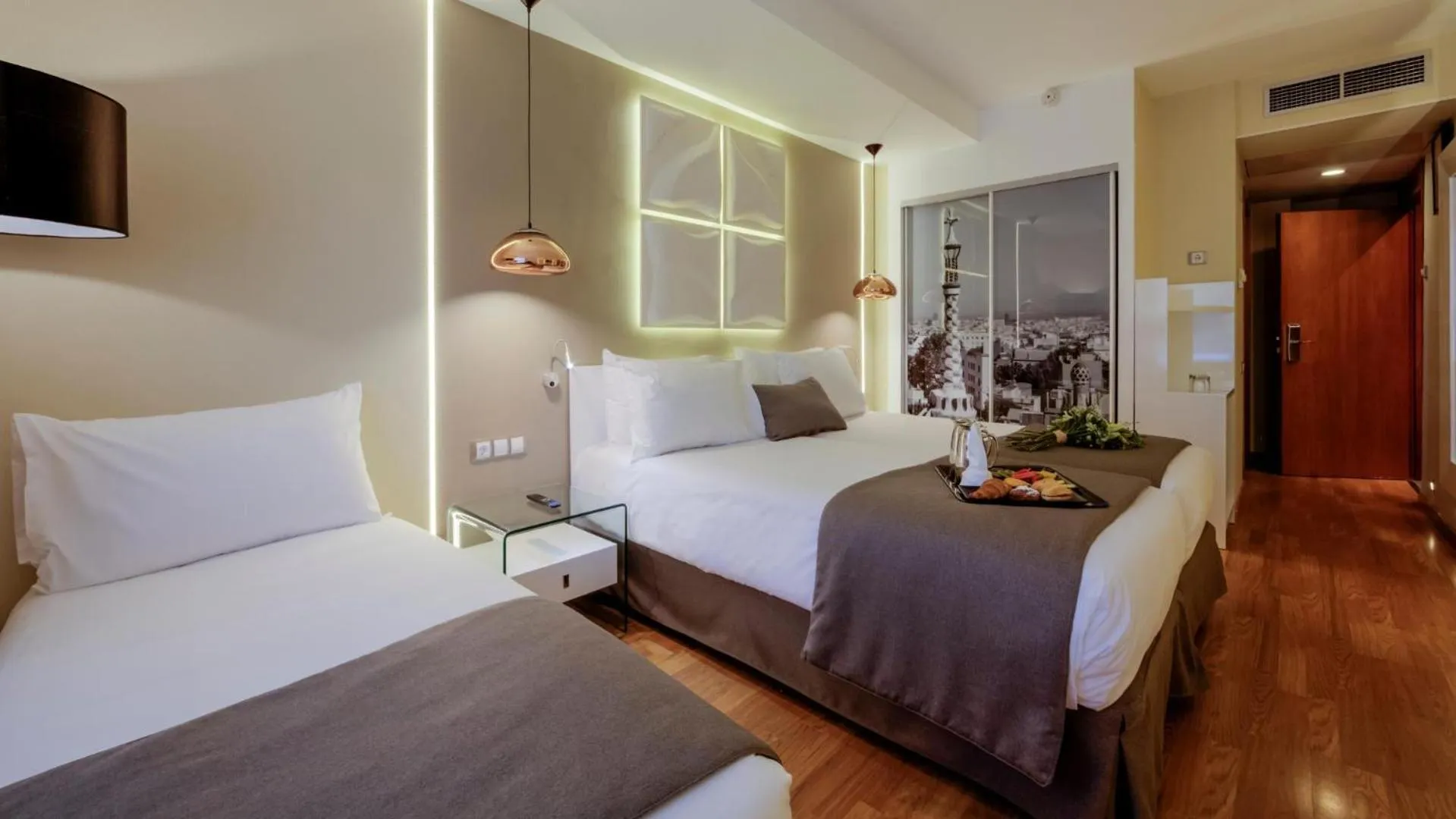 Photo of the whole room, Bed in Evenia Rossello