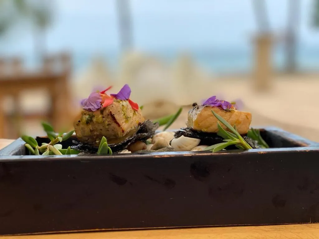 Restaurant/places to eat in Café de Playa Beach Front Hotel