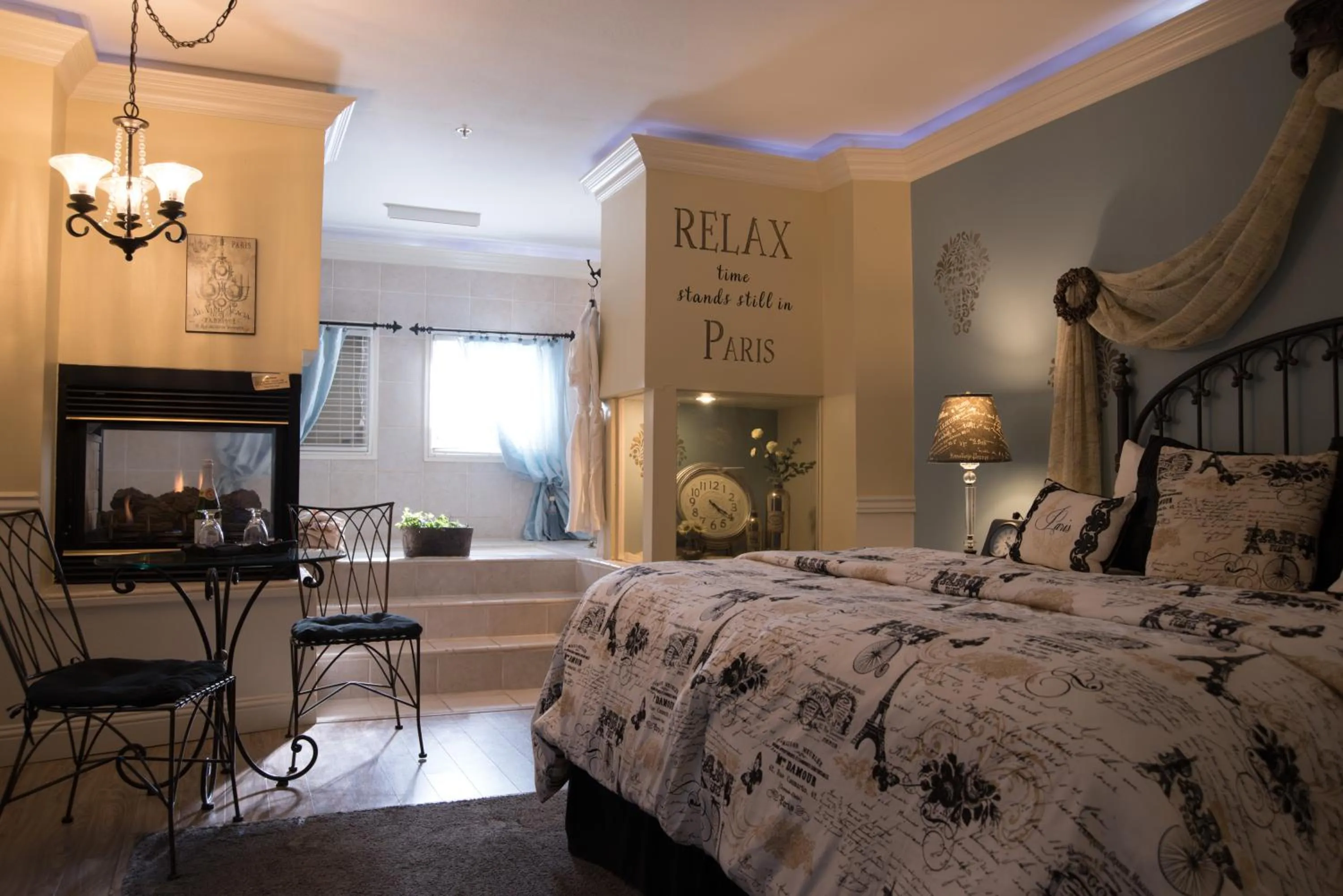 Photo of the whole room, Bed in The Anniversary Inn - Boise