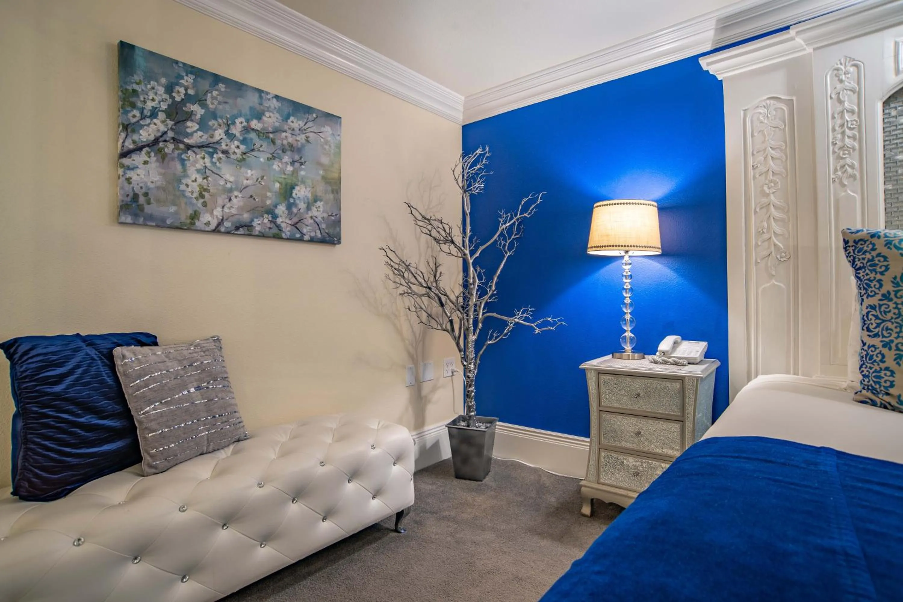 Seating area, Bed in The Anniversary Inn - Boise