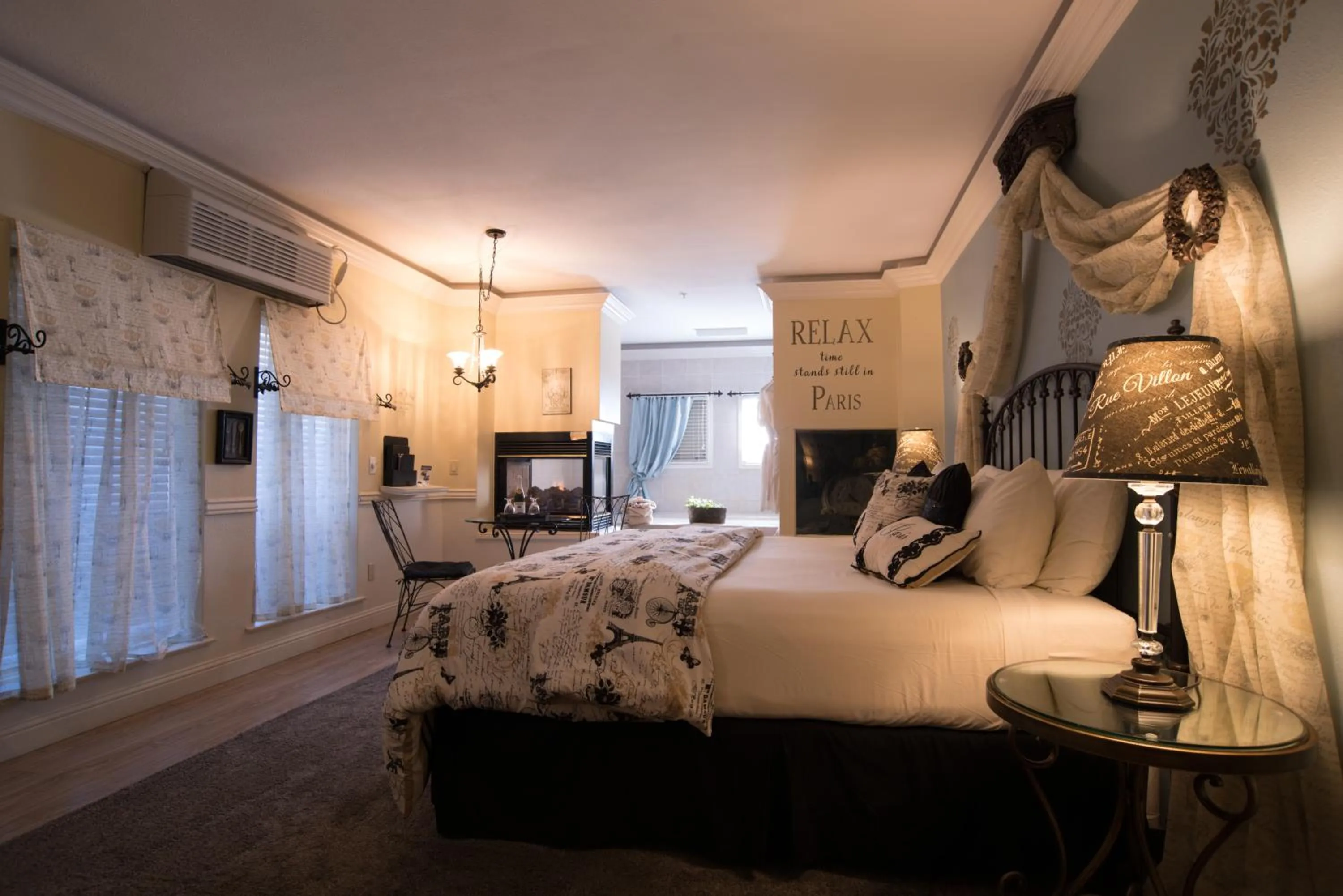 Photo of the whole room, Bed in The Anniversary Inn - Boise