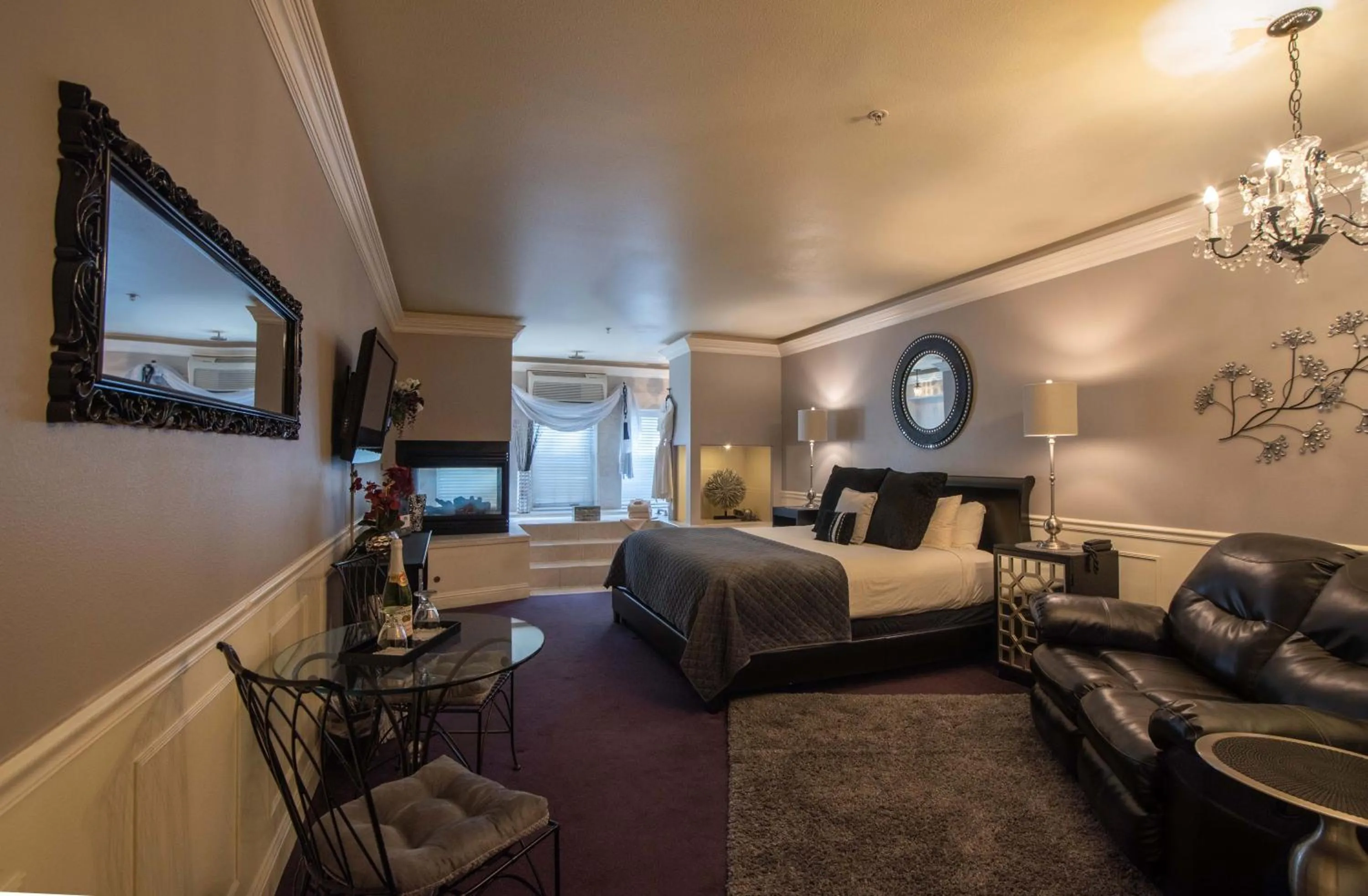 Photo of the whole room, Bed in The Anniversary Inn - Boise