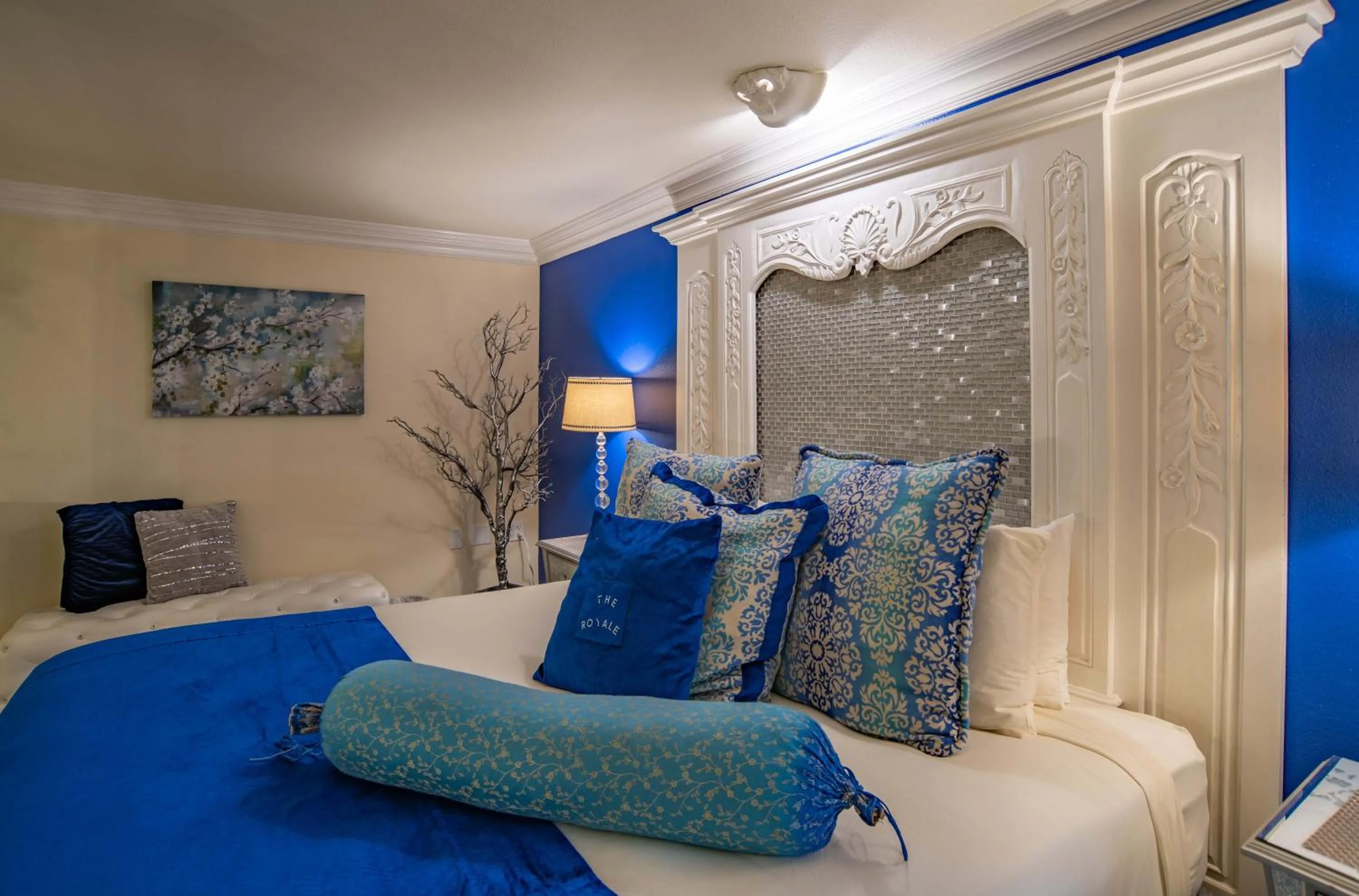 Bed in The Anniversary Inn - Boise