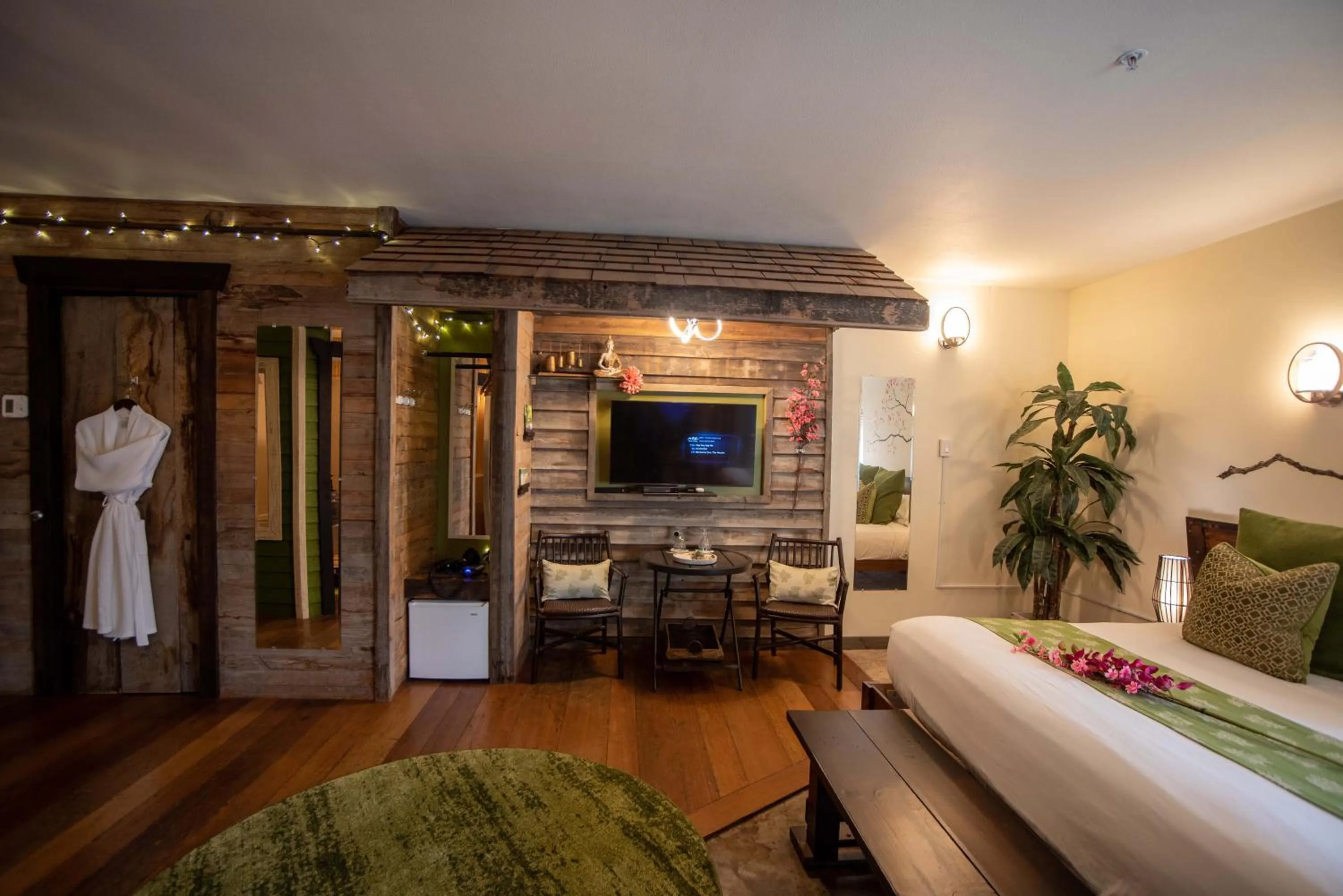 Seating area, Bed in The Anniversary Inn - Boise