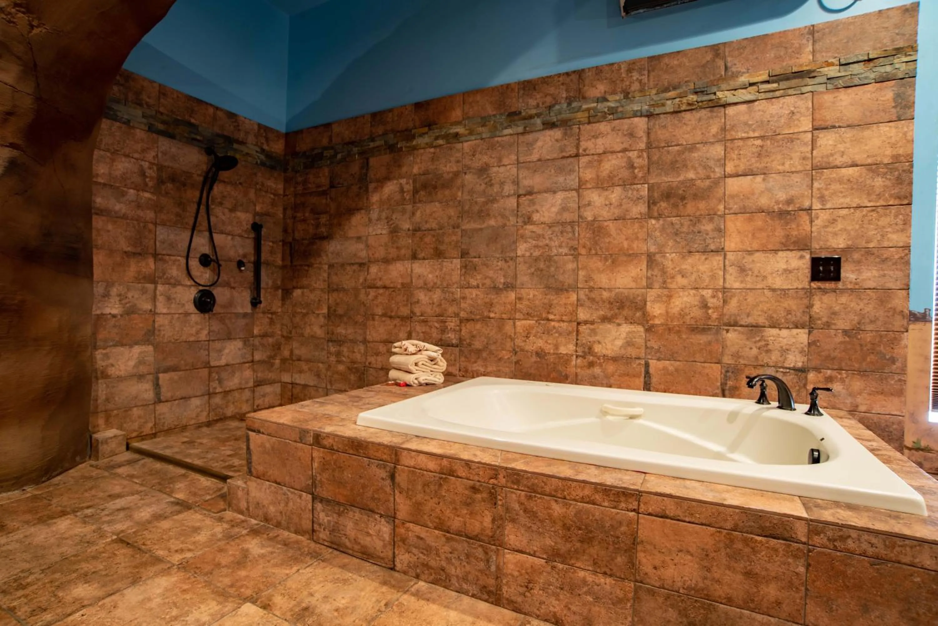 Bath in The Anniversary Inn - Boise