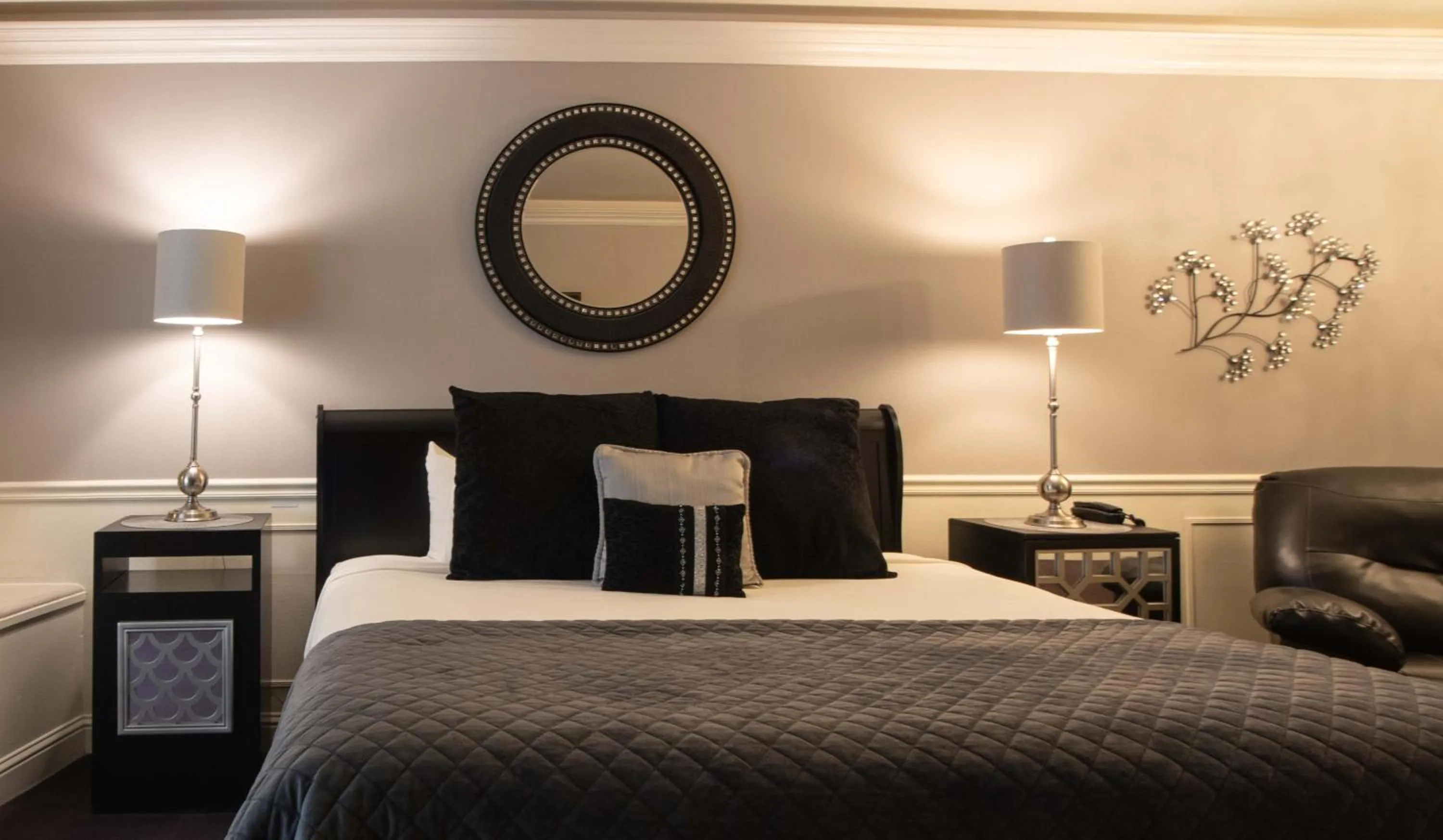 Bed in The Anniversary Inn - Boise