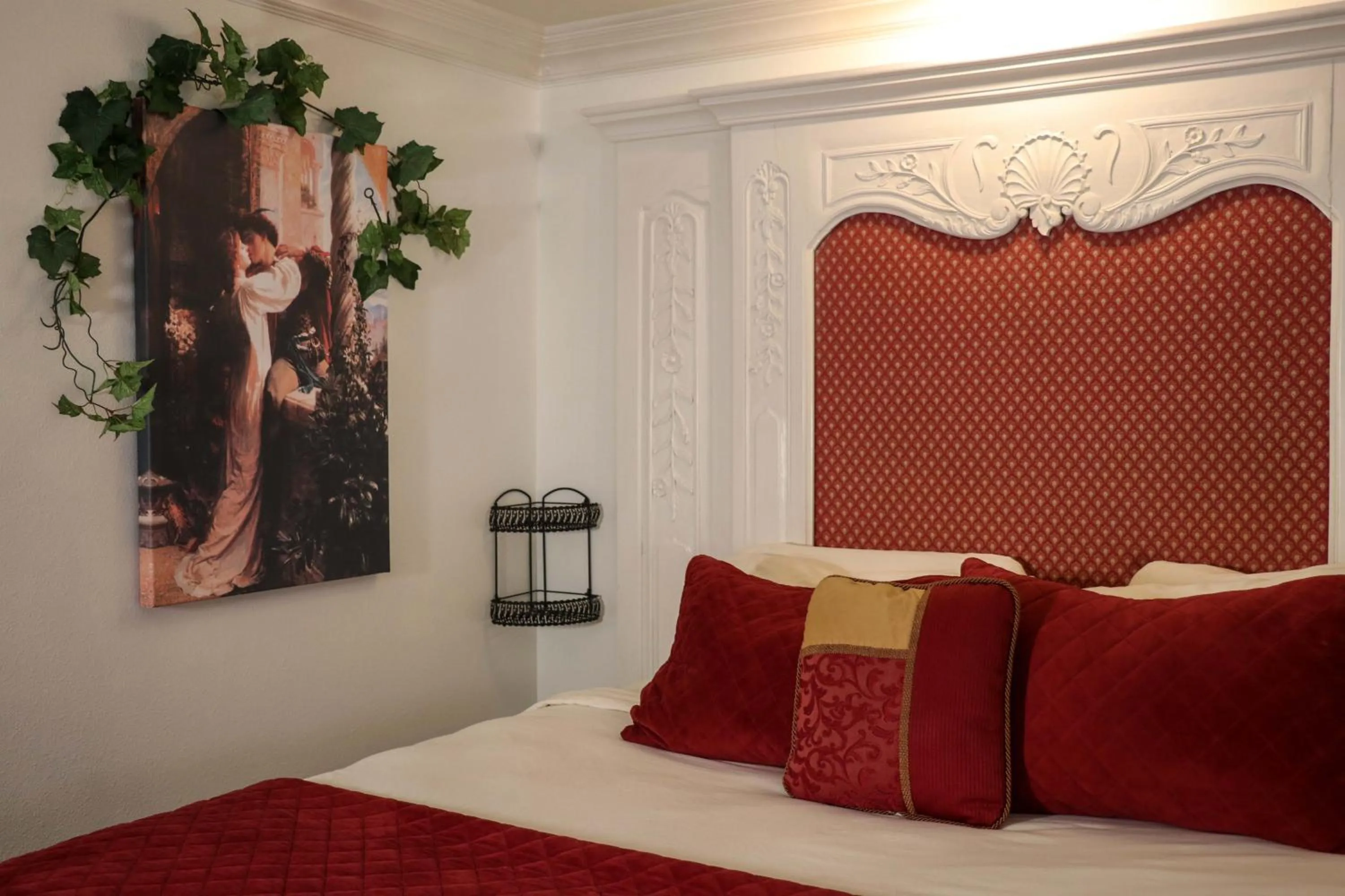 Bed in The Anniversary Inn - Boise