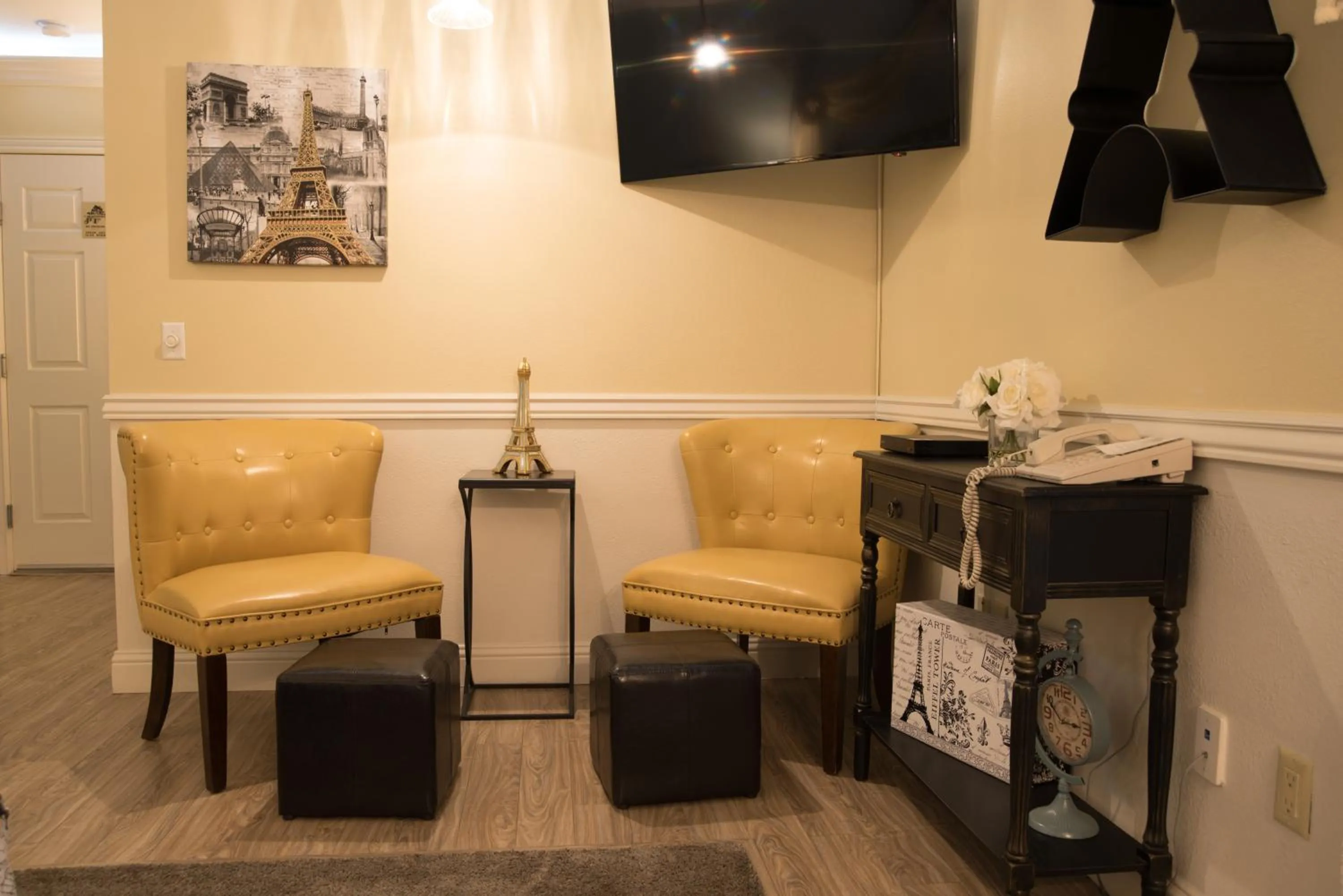 Living room in The Anniversary Inn - Boise