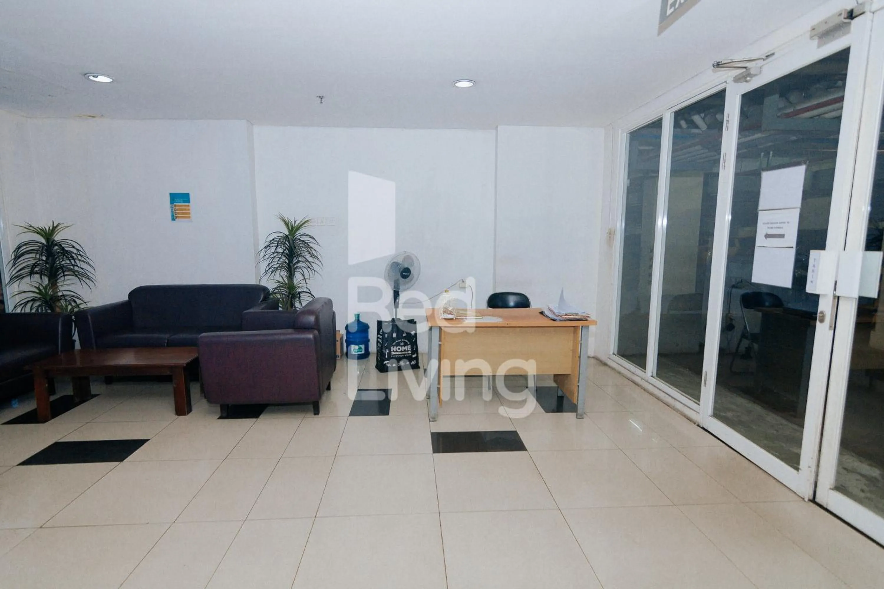 Seating area in Redliving Apartemen Grand Sentraland - AT Properti Tower Pink