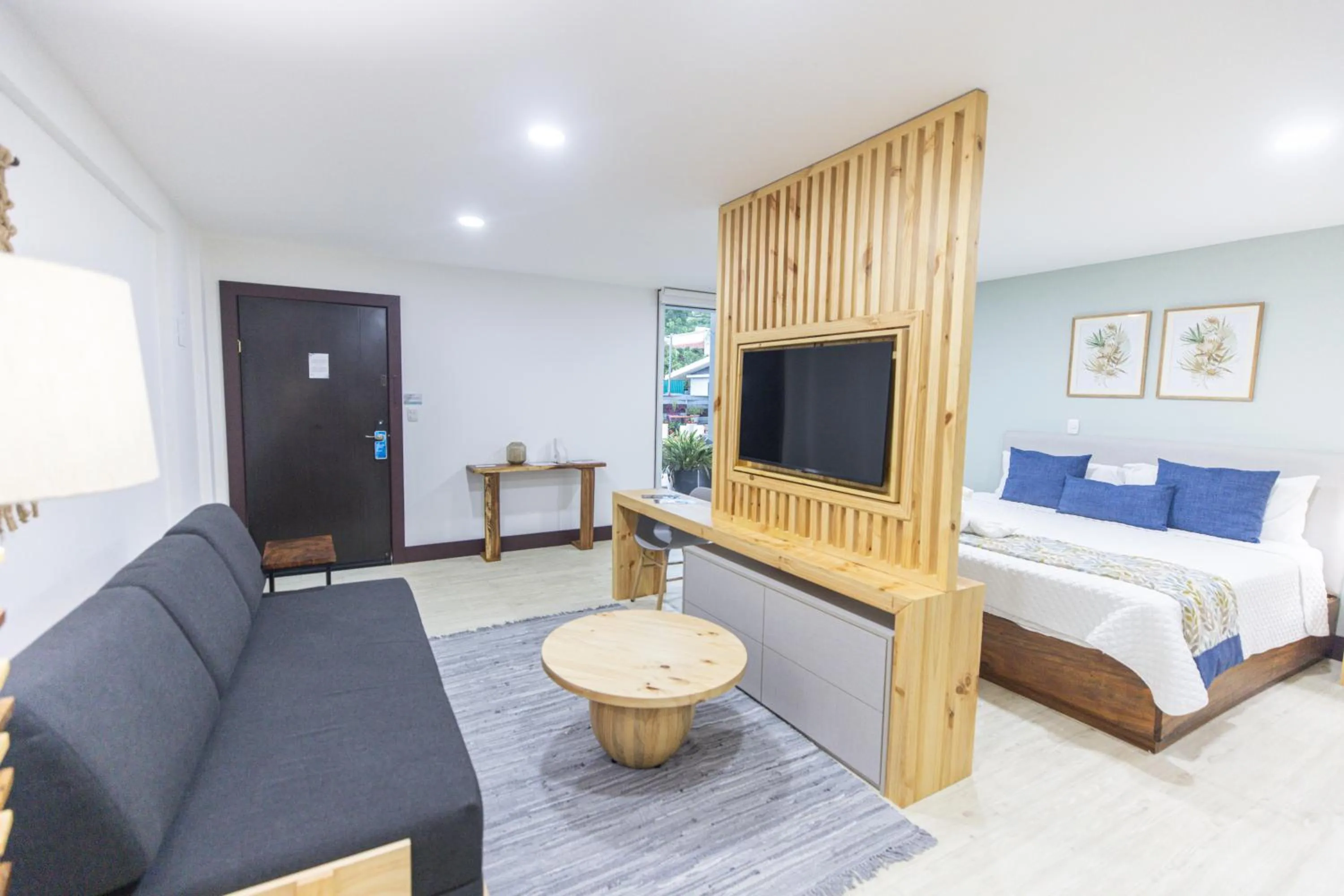 Communal lounge/ TV room, Bed in Paradise Bay Hotel Boutique