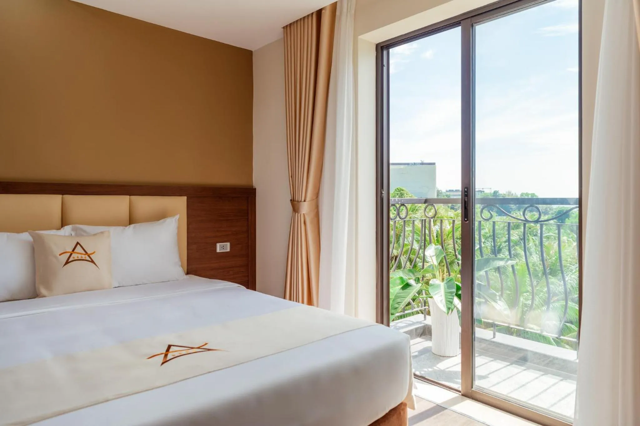 View (from property/room), Bed in Aquasun Hotel Phu Quoc