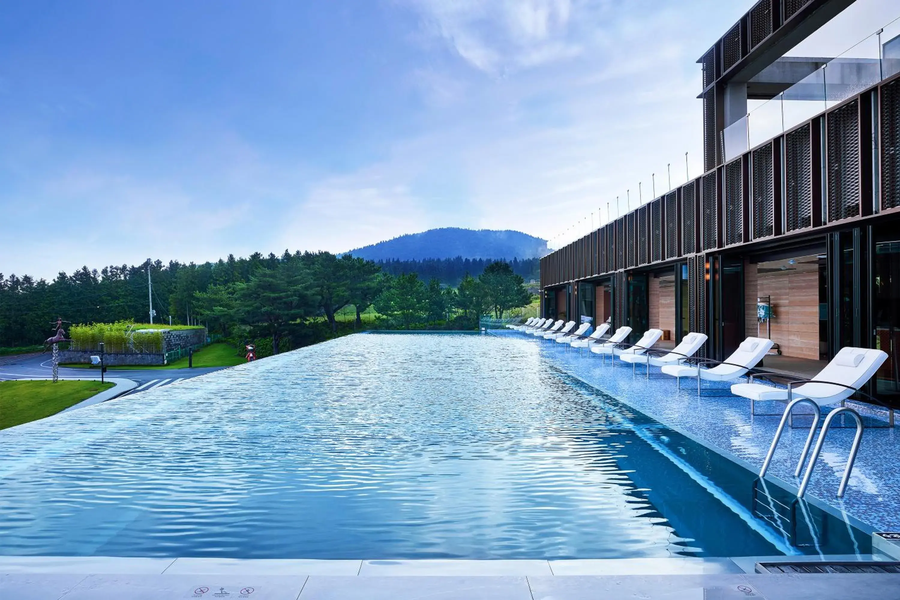 Swimming pool in Amber Pure Hill Hotels & Resorts Jeju Swimming pool in Amber Pure Hill Hotels & Resorts Jeju