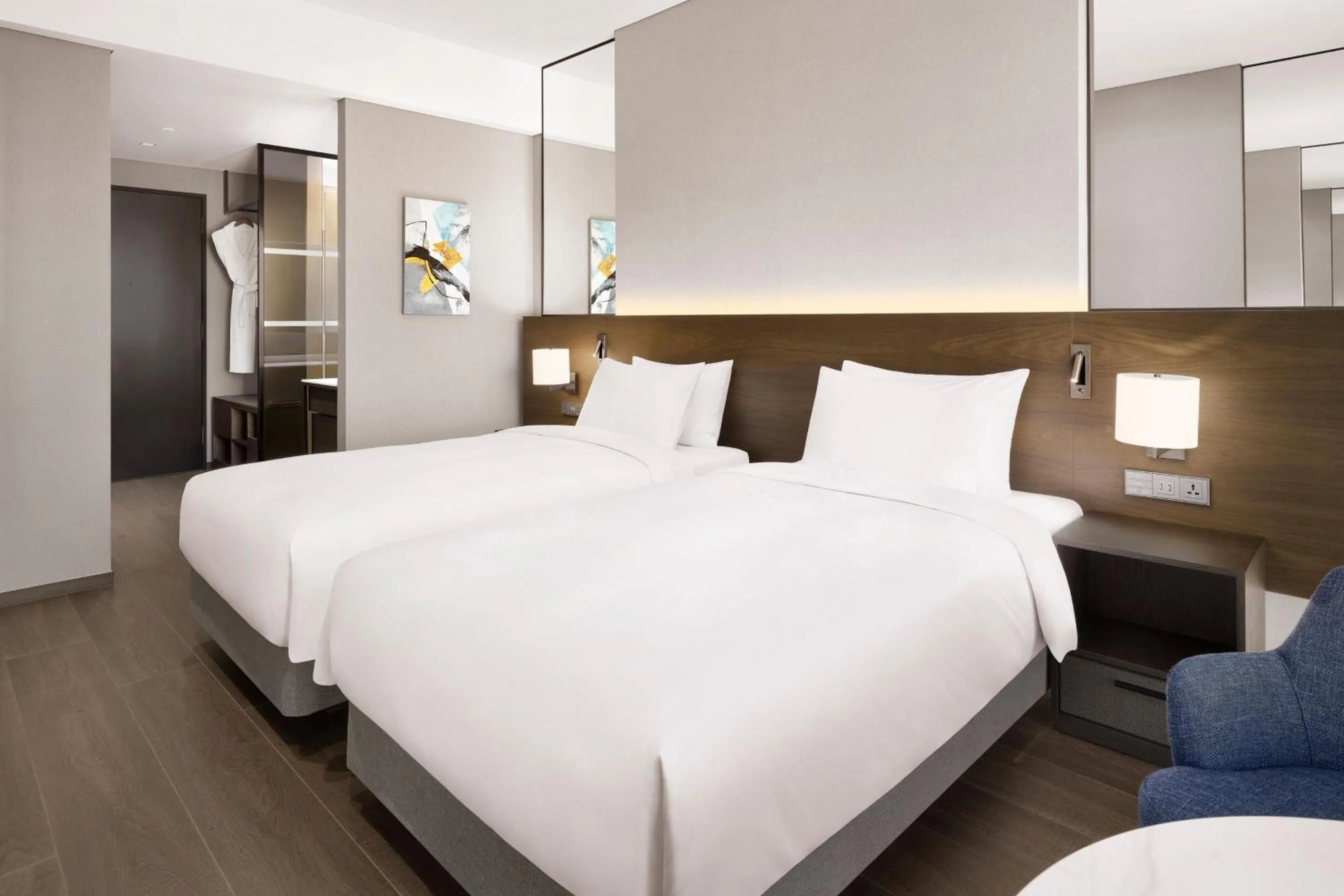 Photo of the whole room, Bed in Four Points by Sheraton Suwon