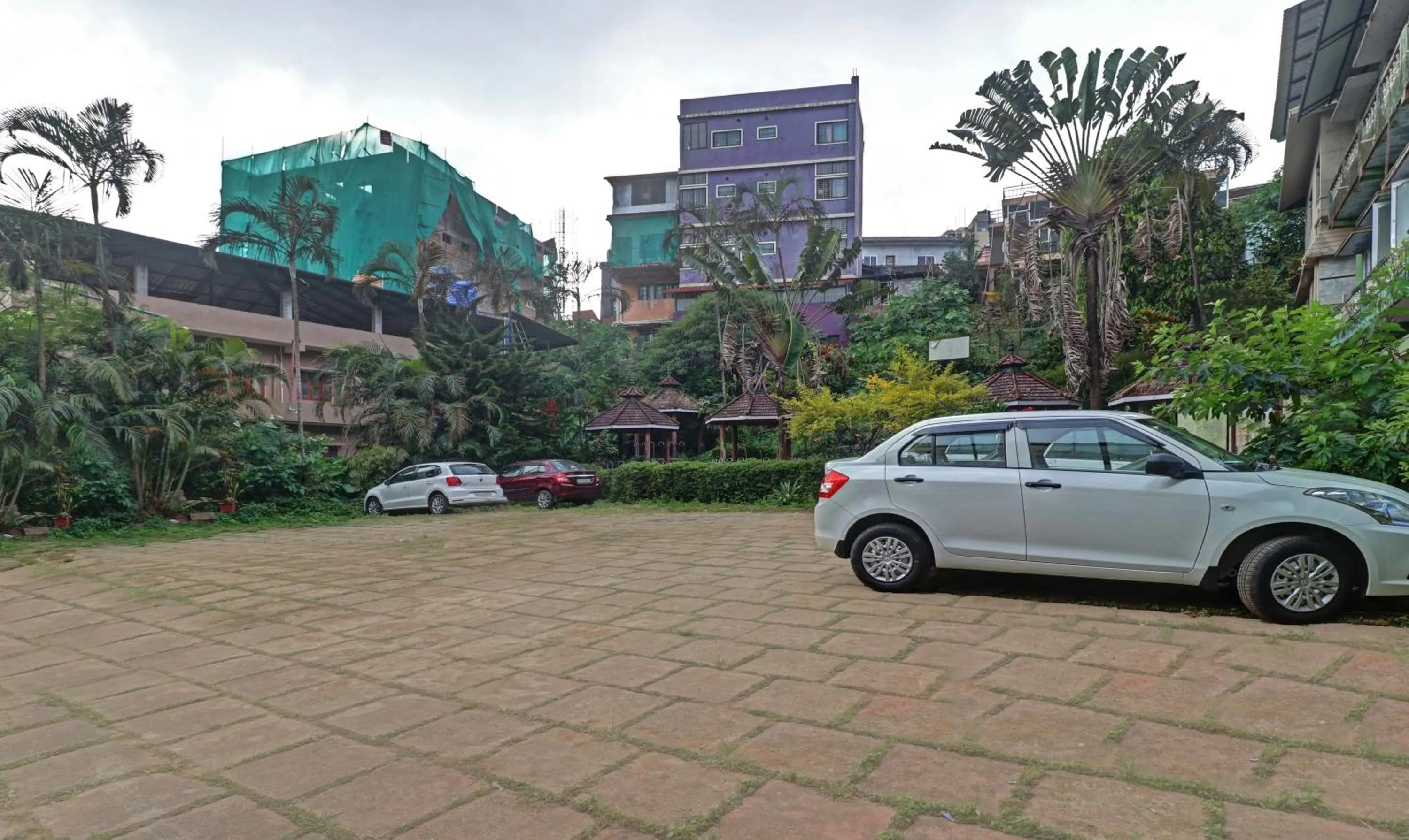 Parking in Itsy Hotels Hill Town, 500 Mtrs From Madikeri Fort