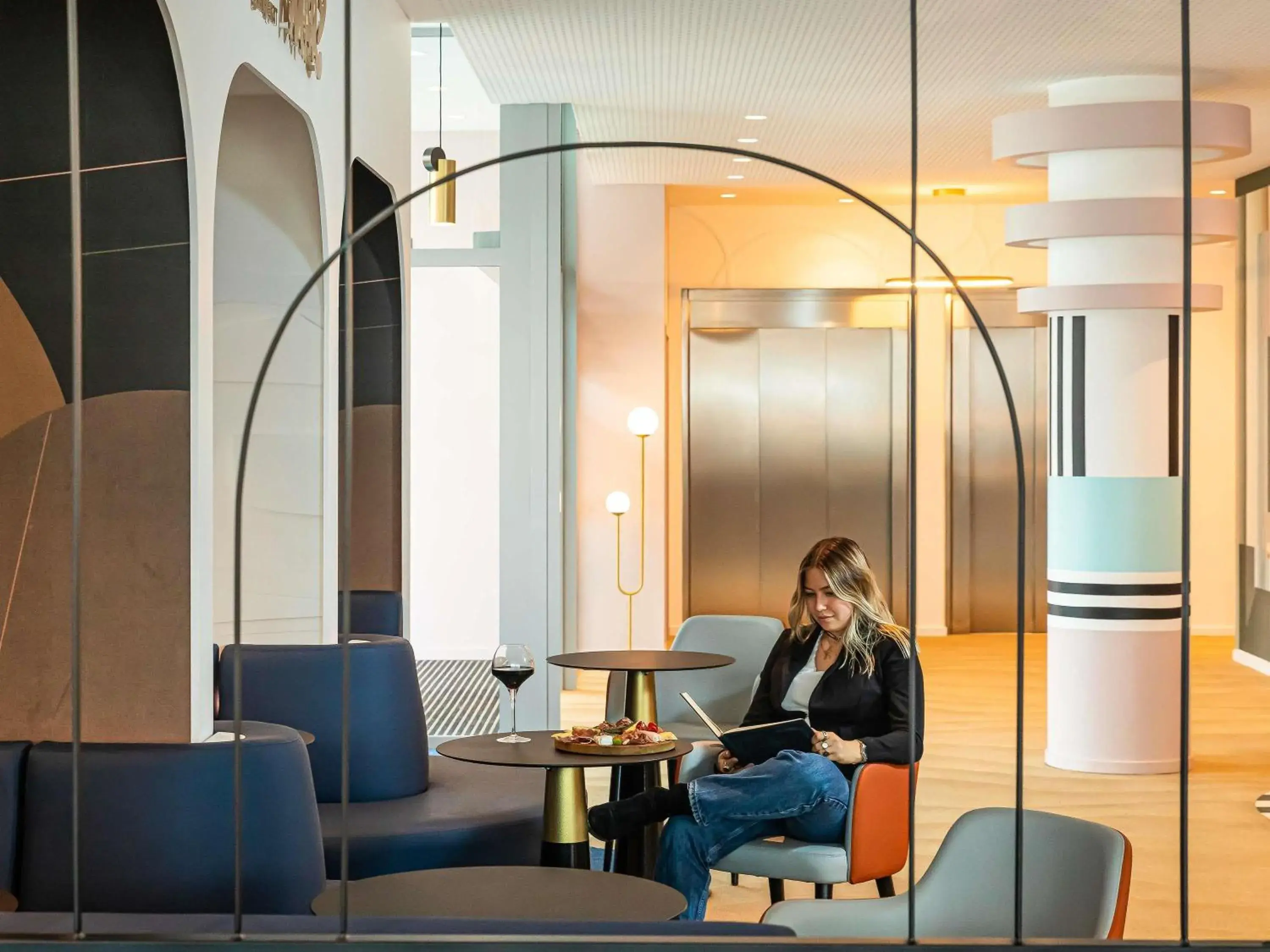 Lounge or bar in Mercure Dunkerque Centre Gare Lounge or bar in Mercure Dunkerque Centre Gare