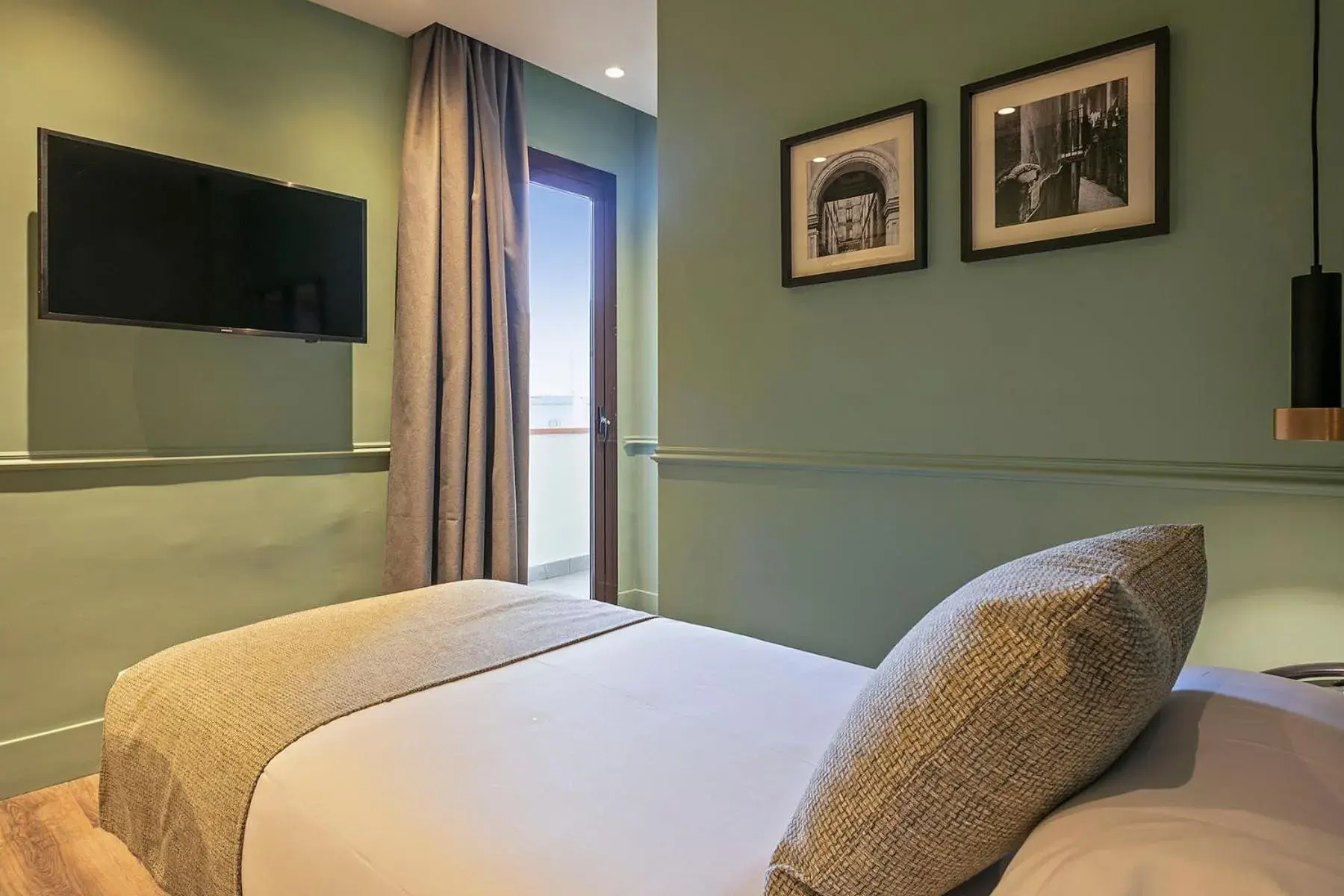 Bed in Hotel Via Augusta Bed in Hotel Via Augusta