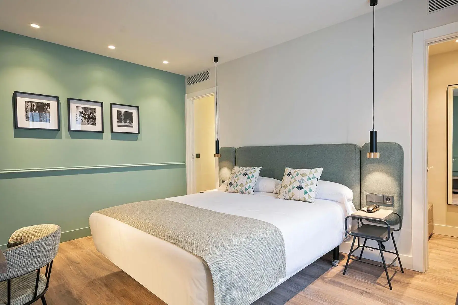 Large Double Room in Hotel Via Augusta Large Double Room in Hotel Via Augusta