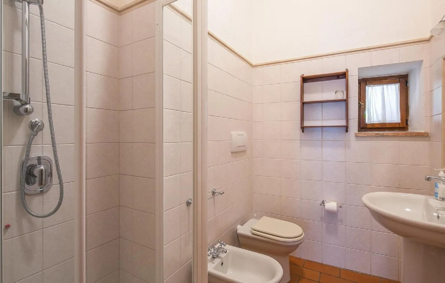 Shower in Casale il Gelso by VacaVilla