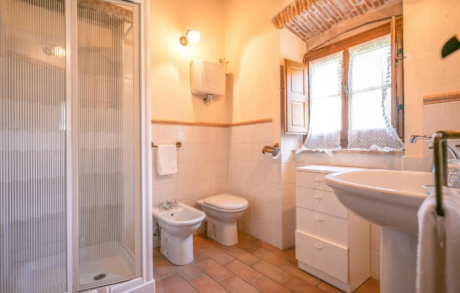 Shower in Casale il Gelso by VacaVilla