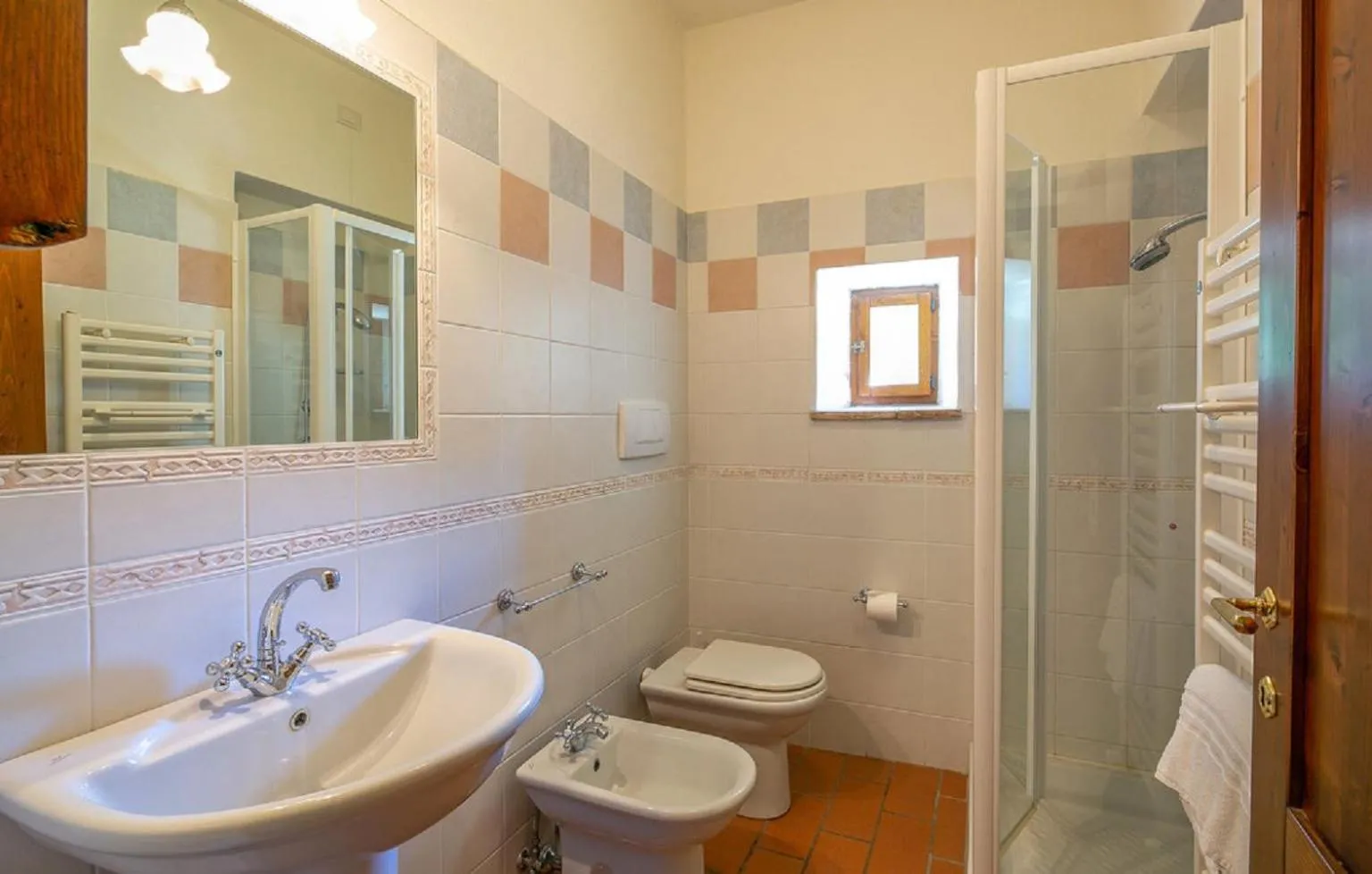 Shower in Casale il Gelso by VacaVilla