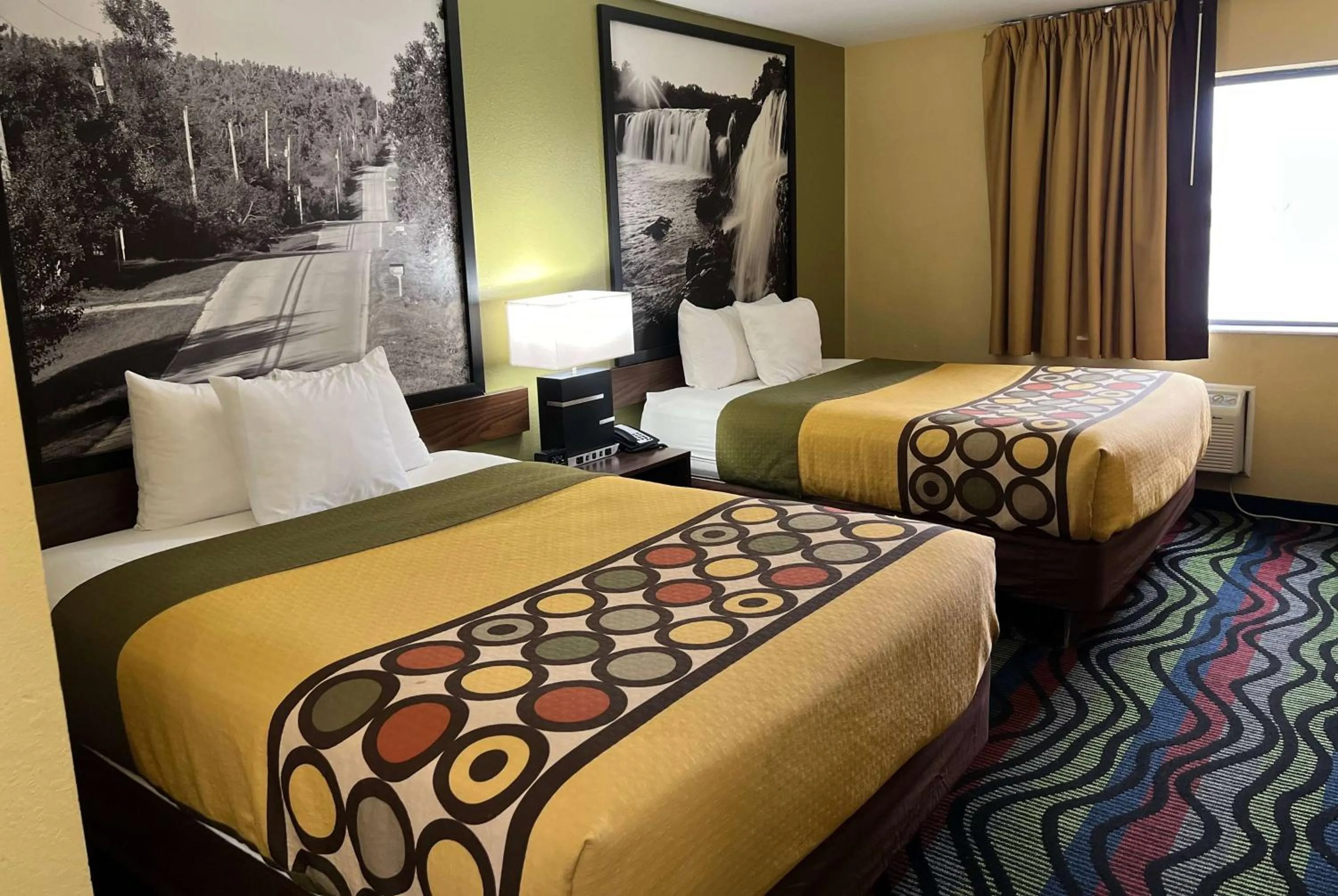 Photo of the whole room, Bed in Super 8 by Wyndham Farmington