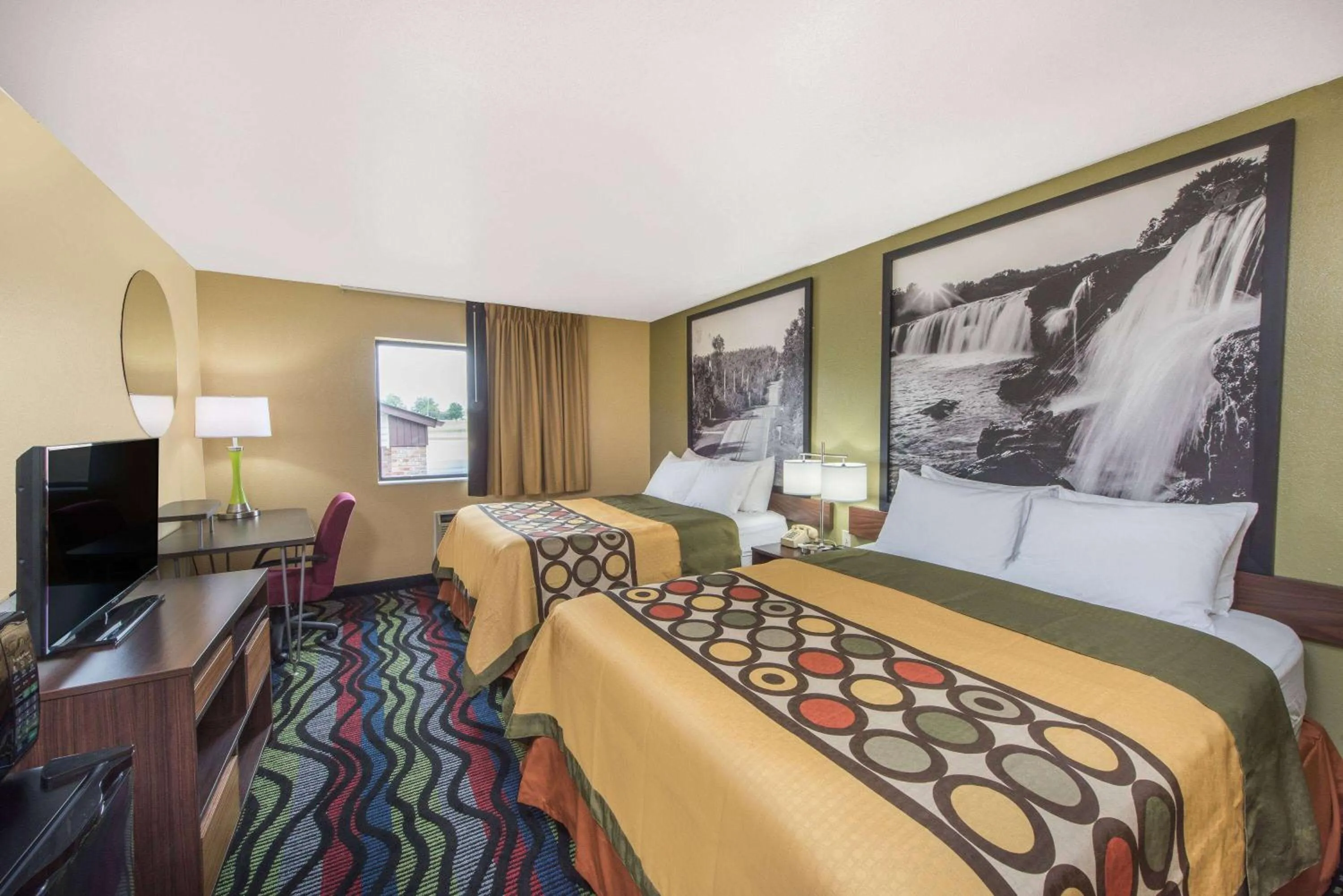 Photo of the whole room, Bed in Super 8 by Wyndham Farmington