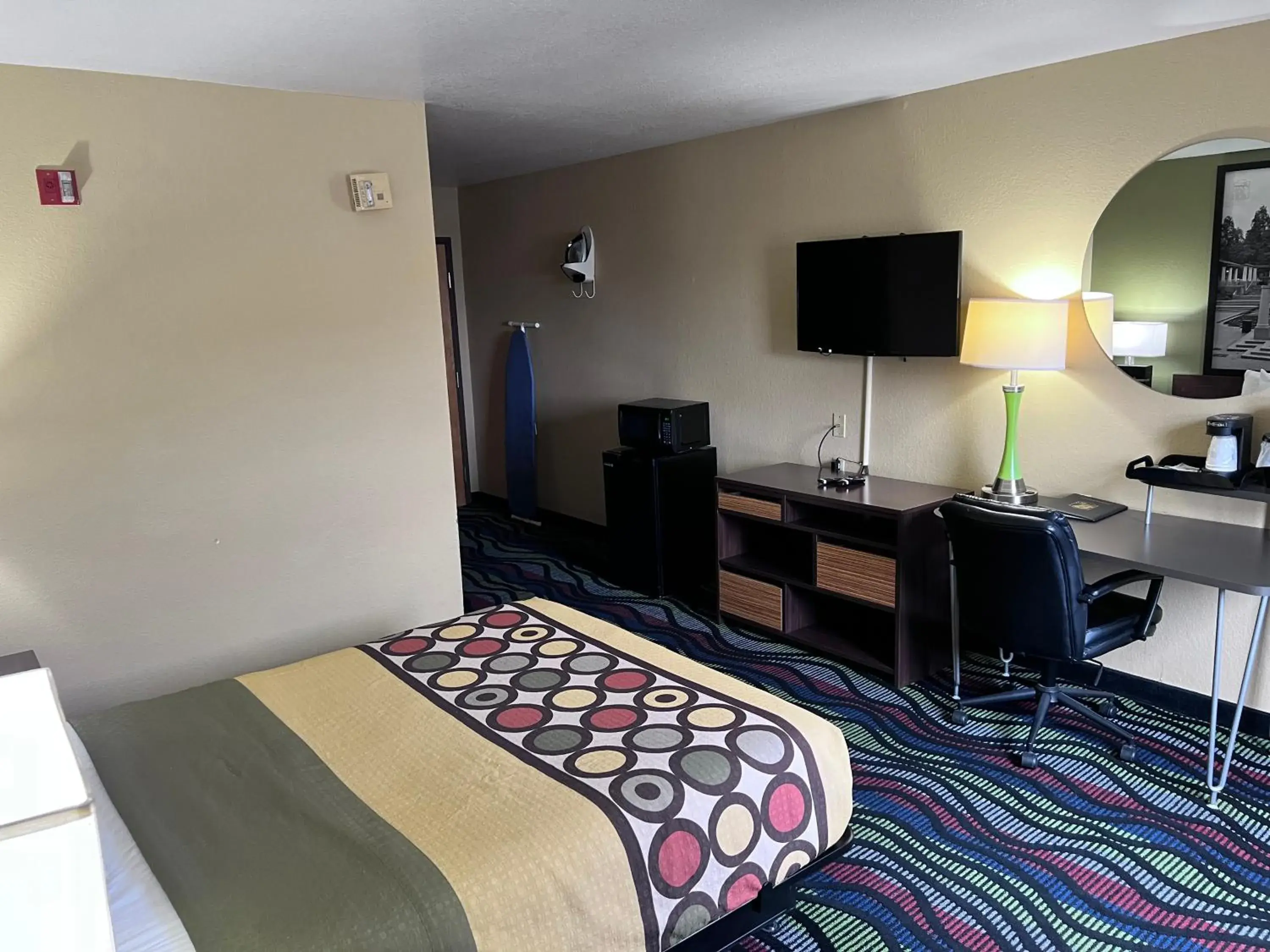 TV and multimedia, Bed in Super 8 by Wyndham Farmington TV and multimedia, Bed in Super 8 by Wyndham Farmington