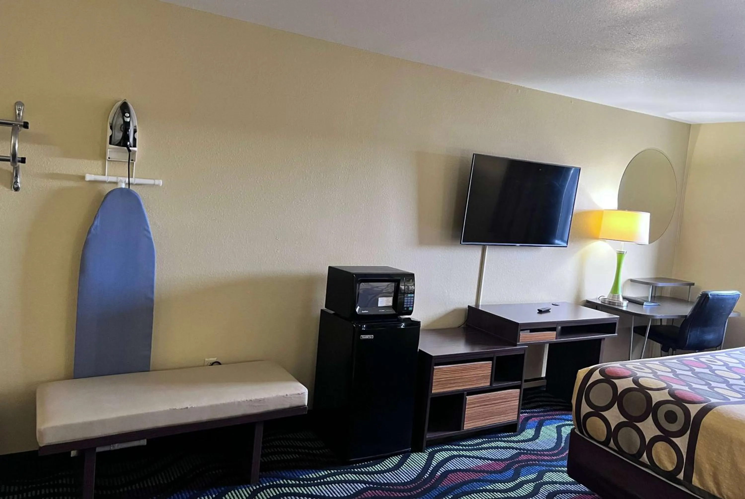 Photo of the whole room, Bed in Super 8 by Wyndham Farmington