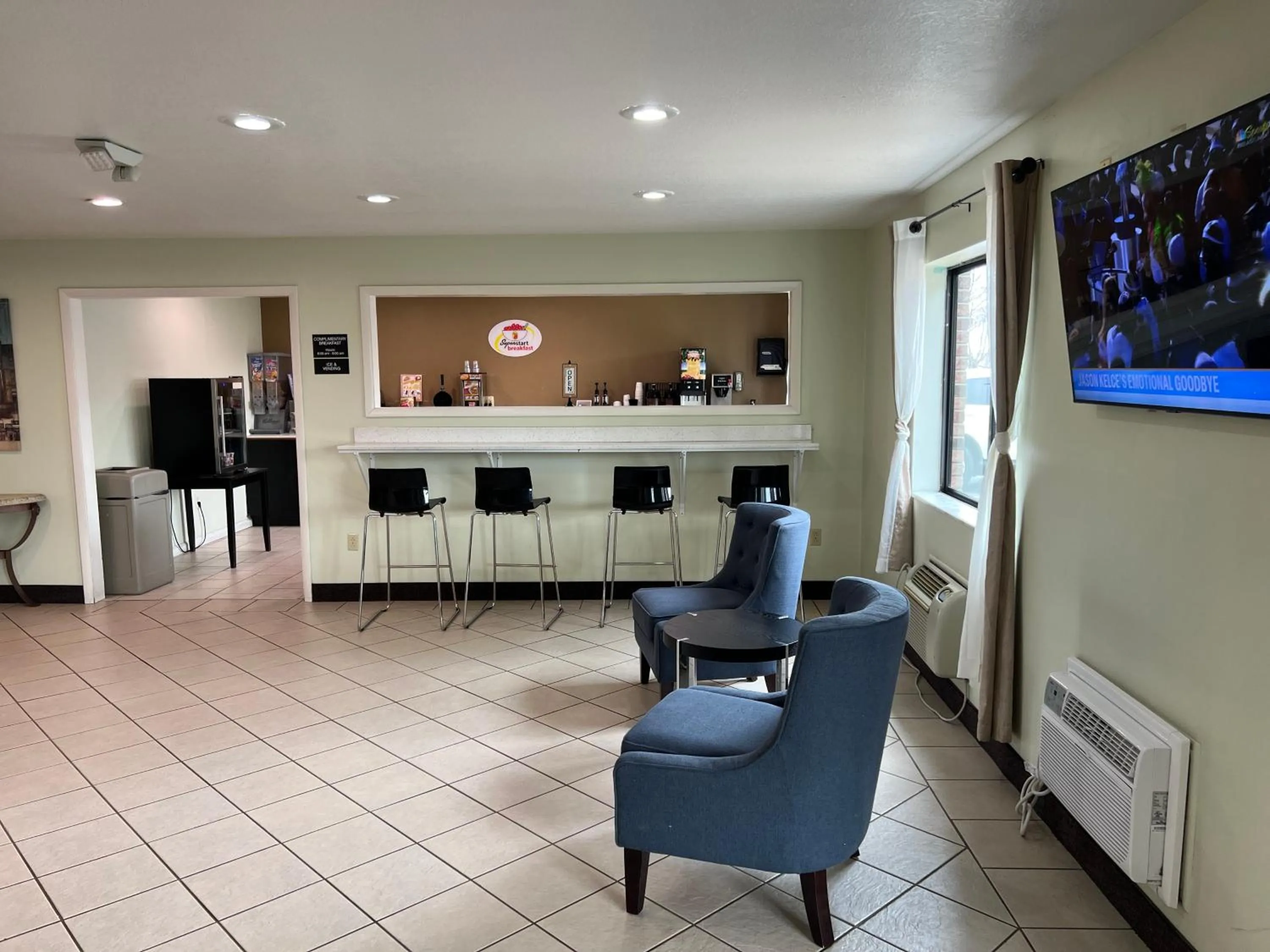 Breakfast in Super 8 by Wyndham Farmington