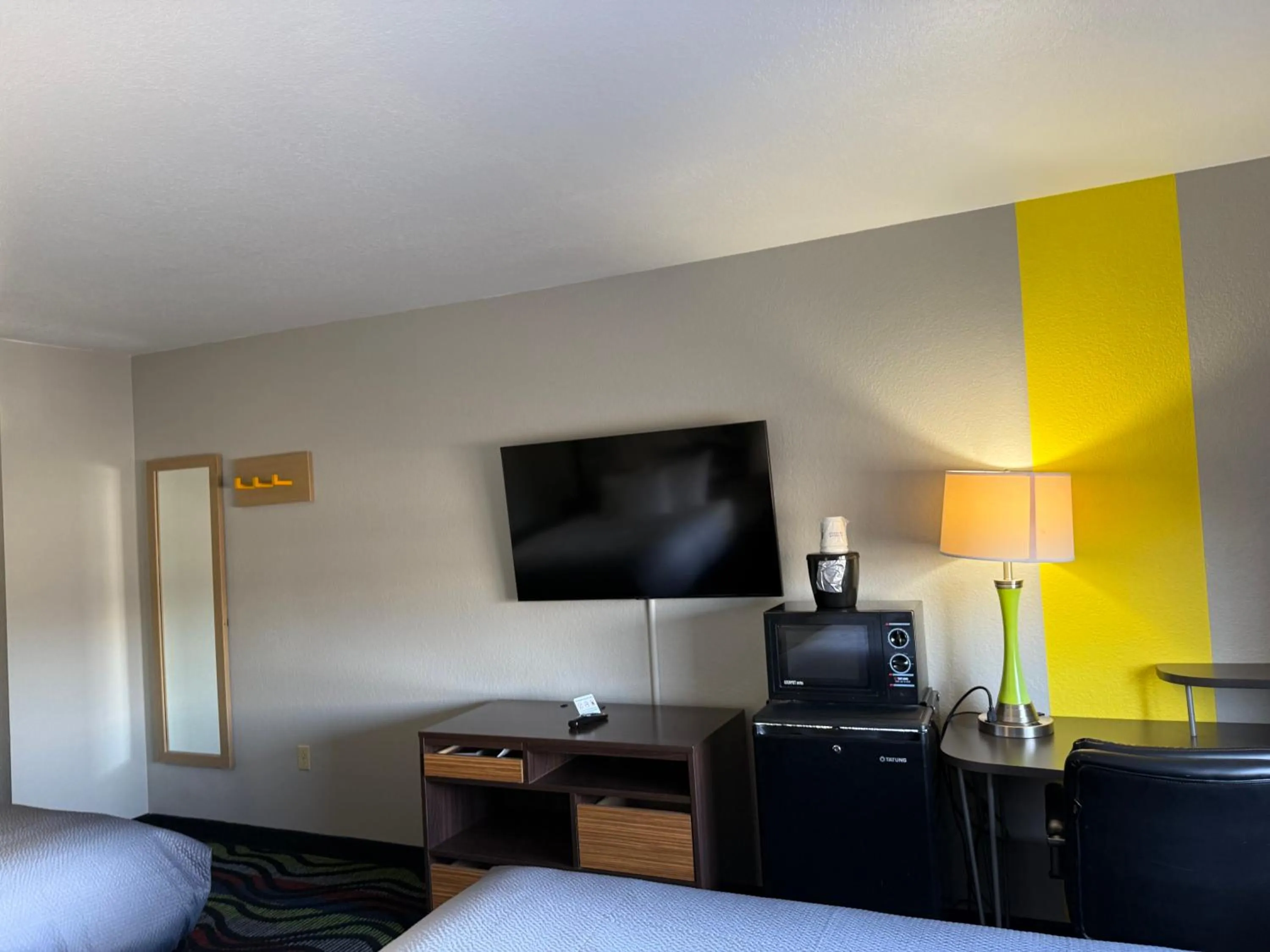 TV and multimedia, Bed in Super 8 by Wyndham Farmington