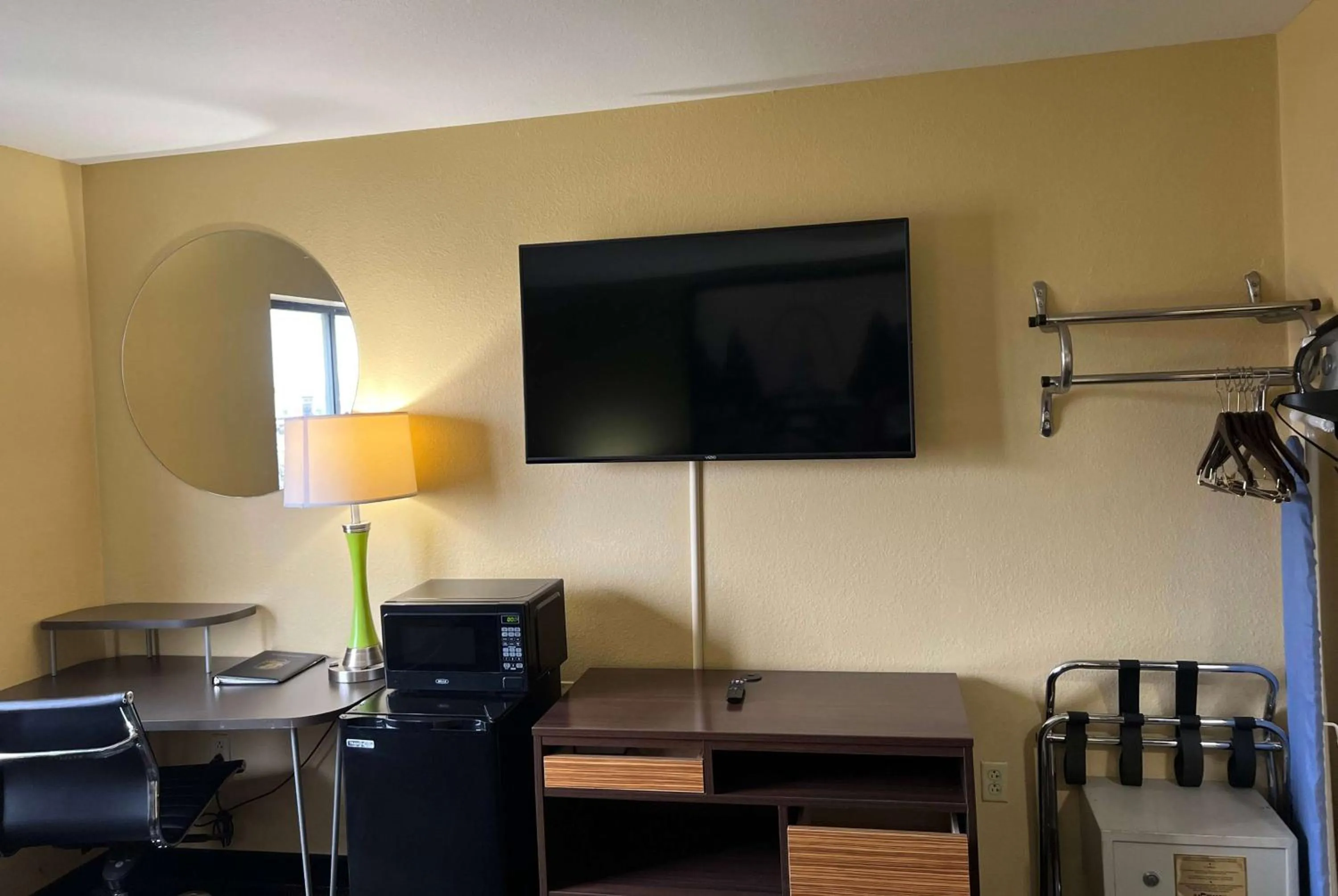 Queen Room - Non-Smoking - Pet Friendly in Super 8 by Wyndham Farmington