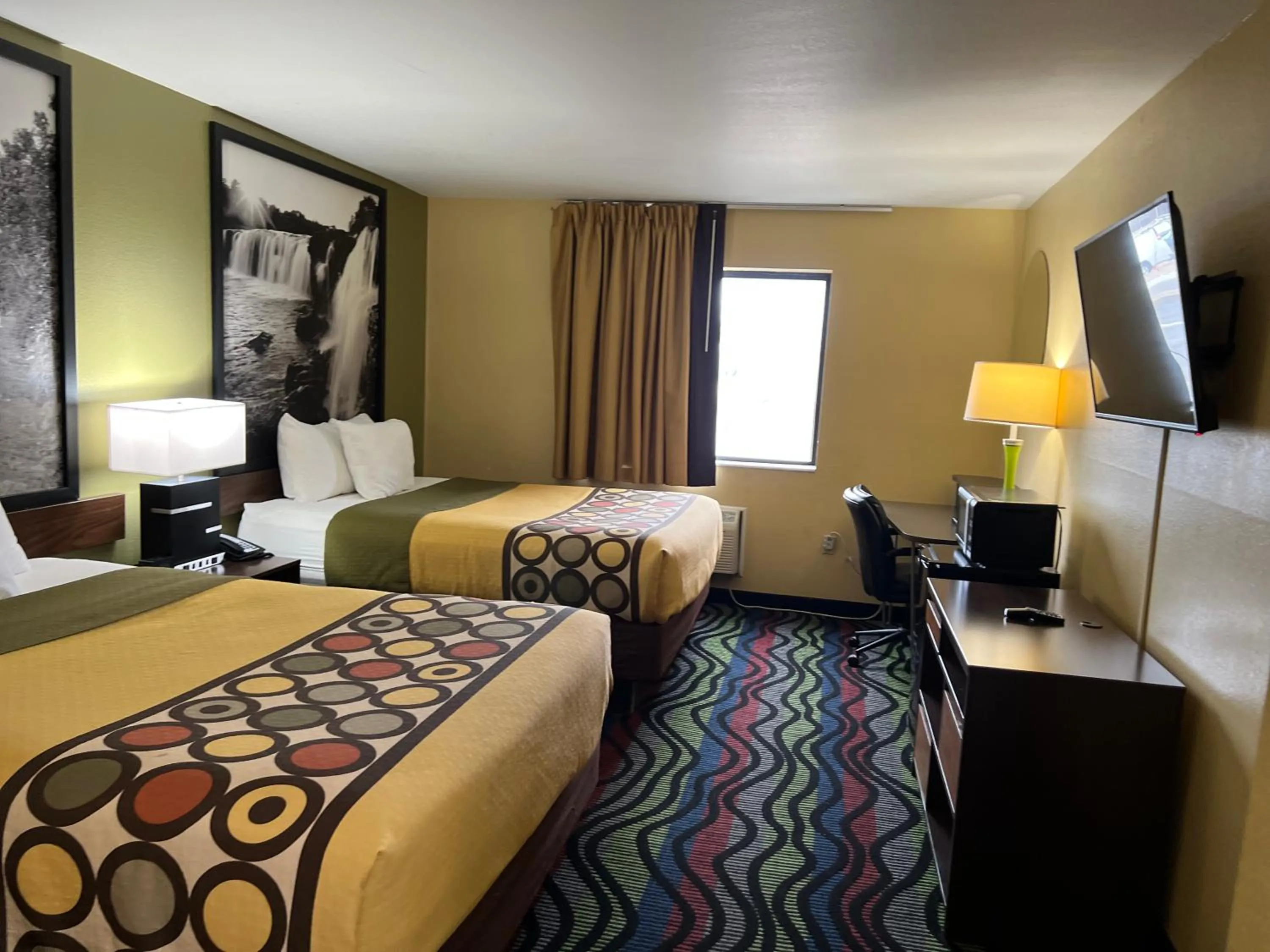 Bedroom, Bed in Super 8 by Wyndham Farmington