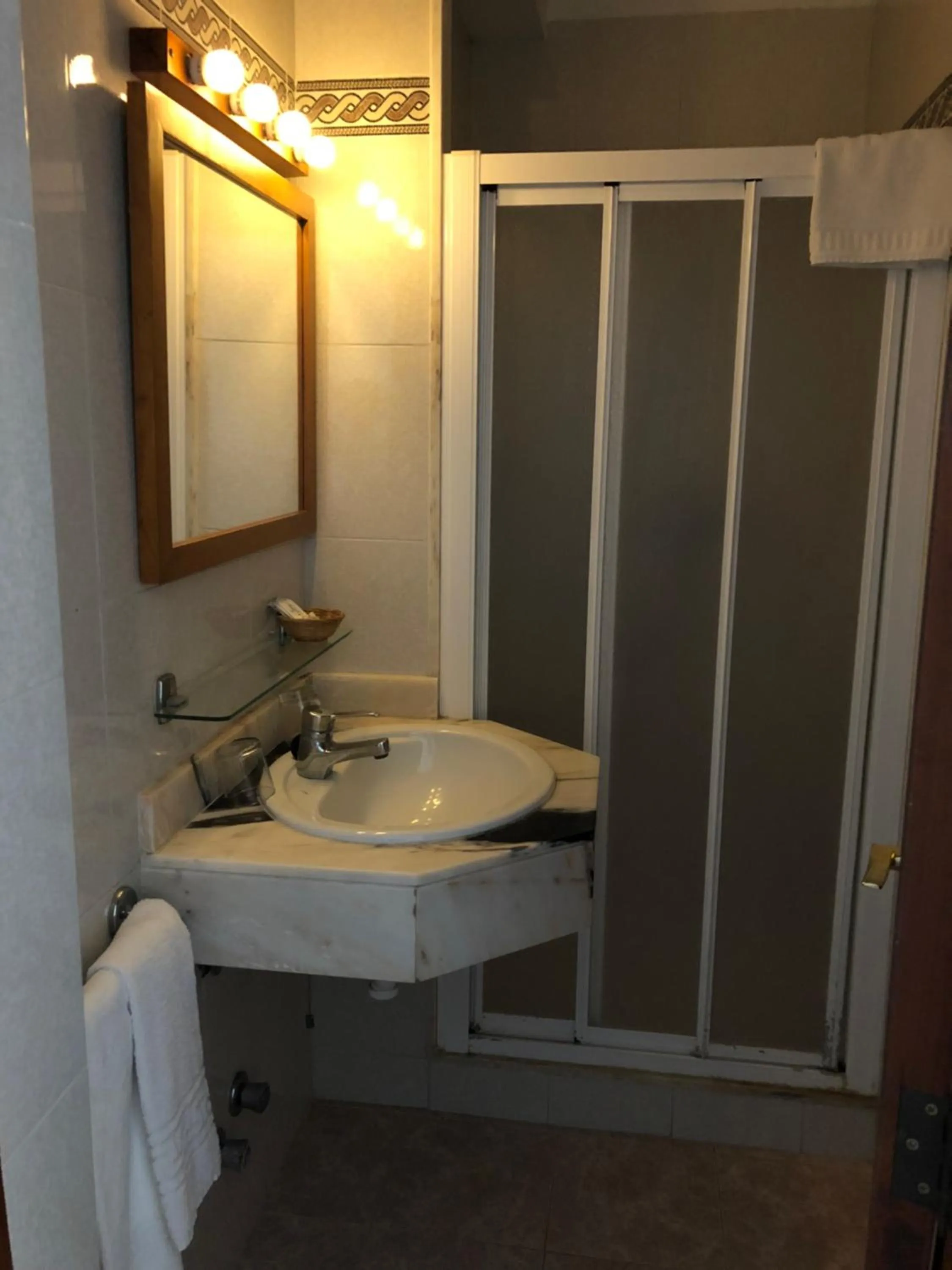 Shower in Hostal de la Caravel-la