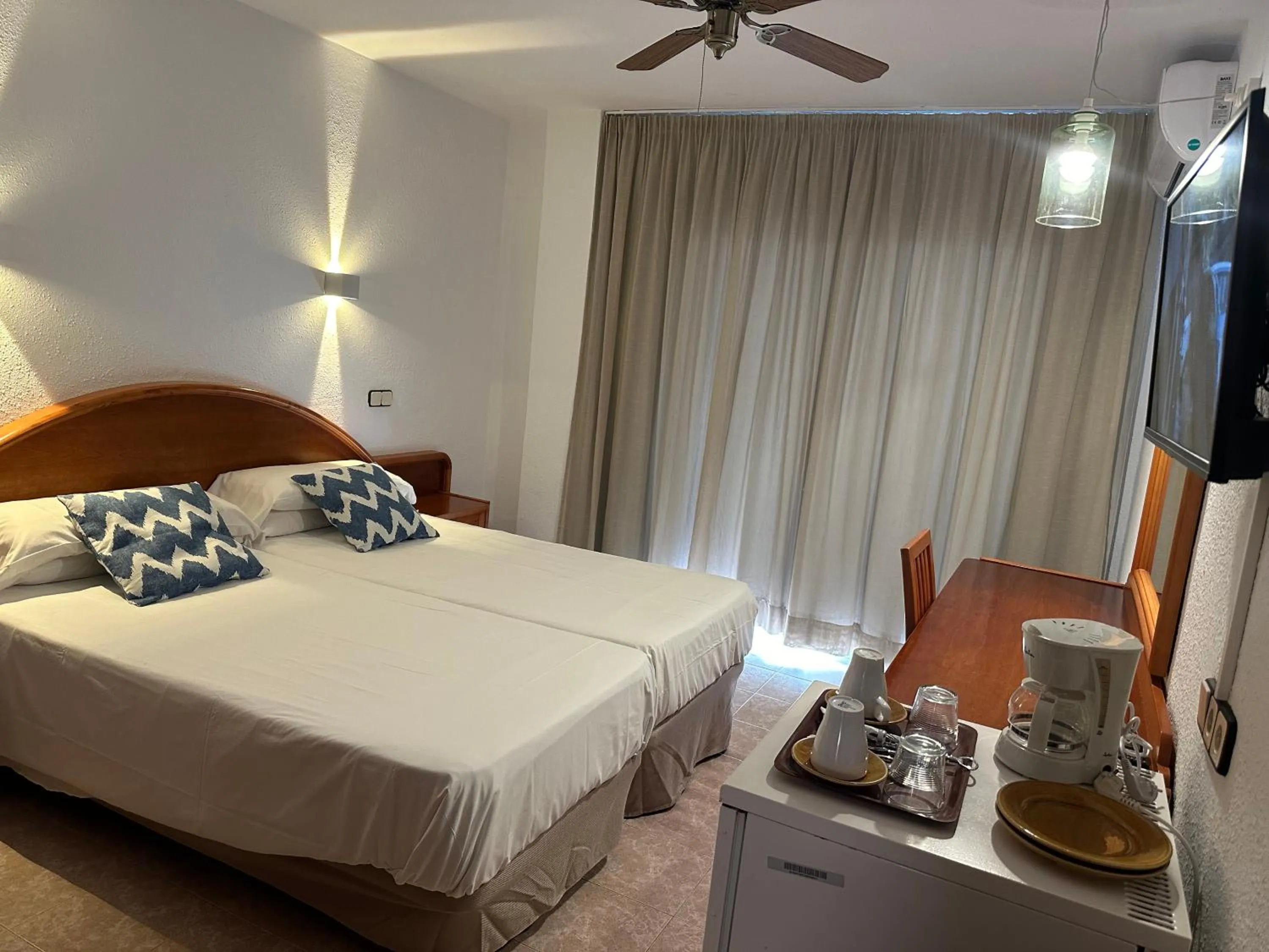 Photo of the whole room, Bed in Hostal de la Caravel-la