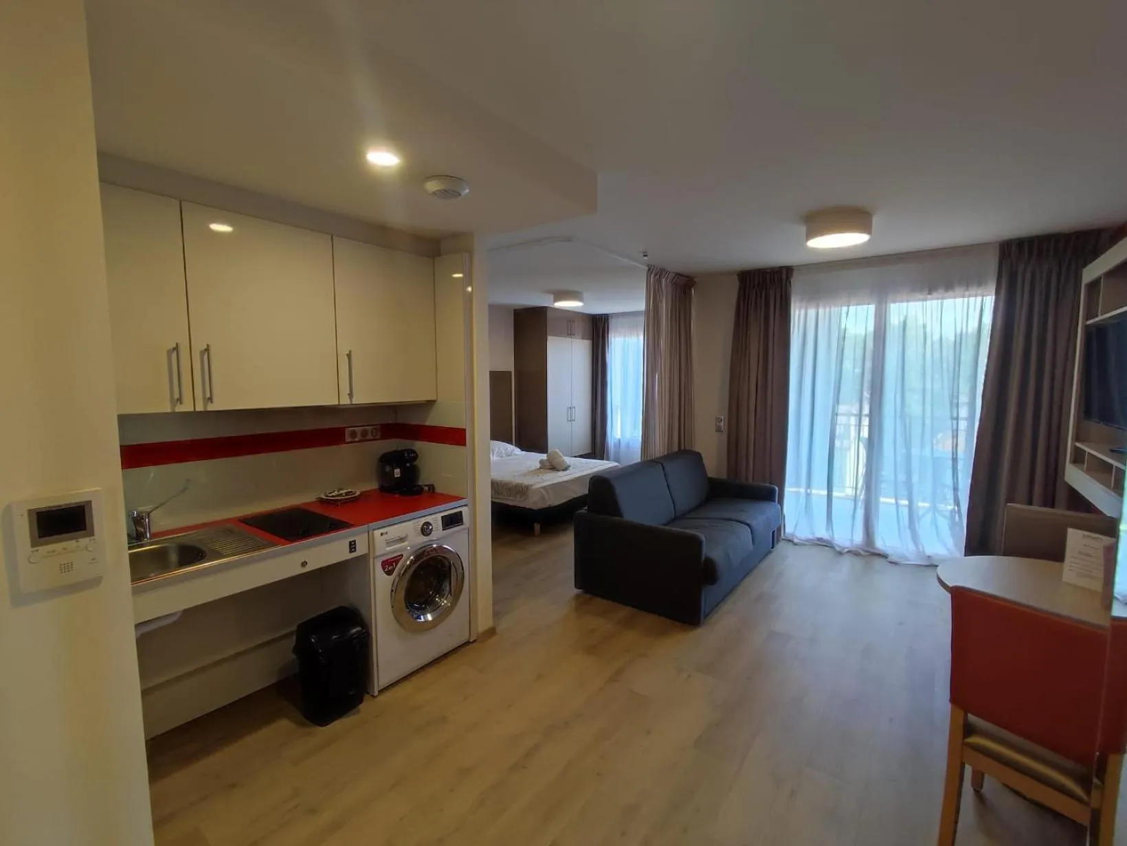 Kitchen or kitchenette, Bed in ZENAO Fréjus