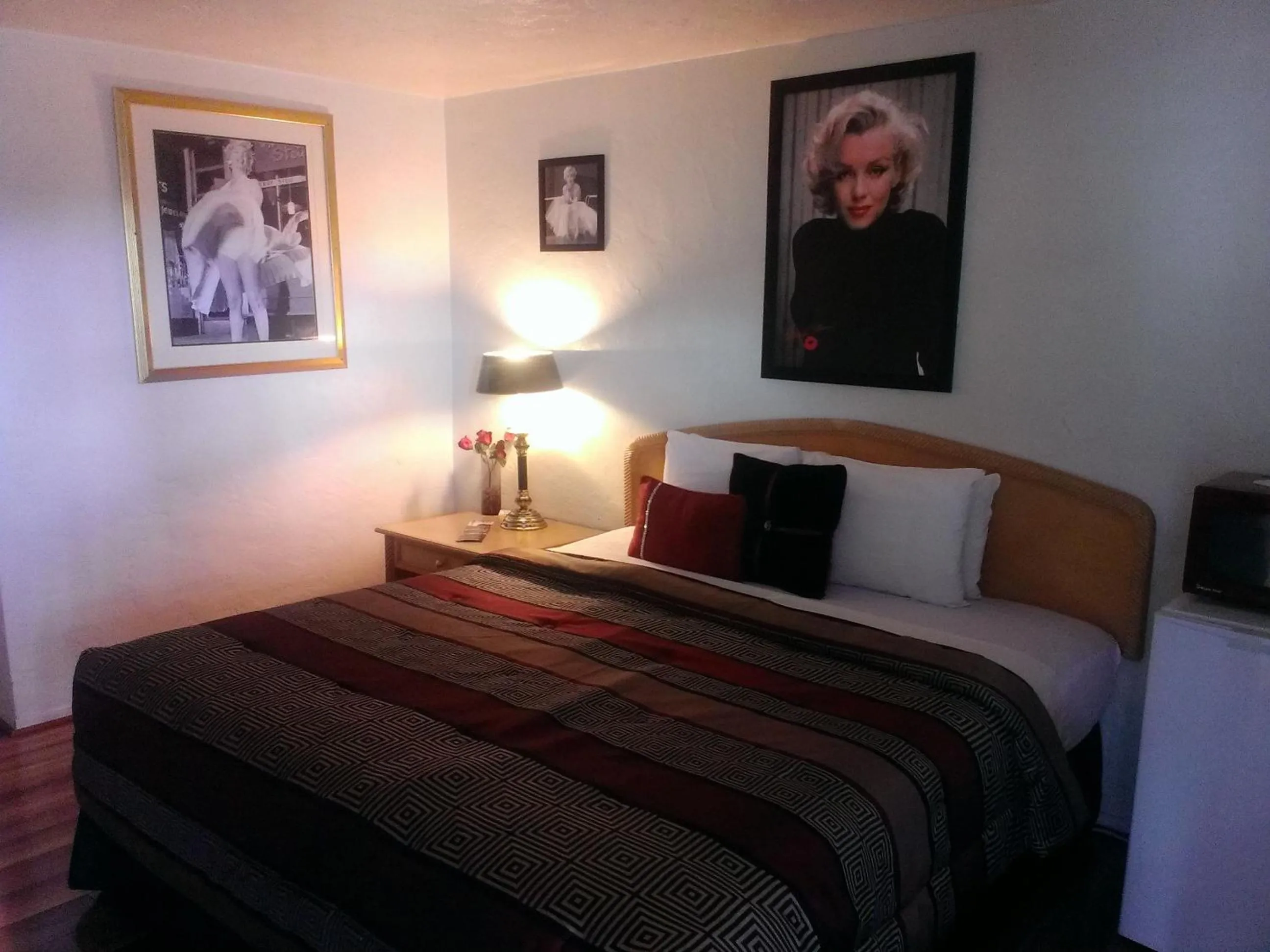 Bed in El Trovatore Motel