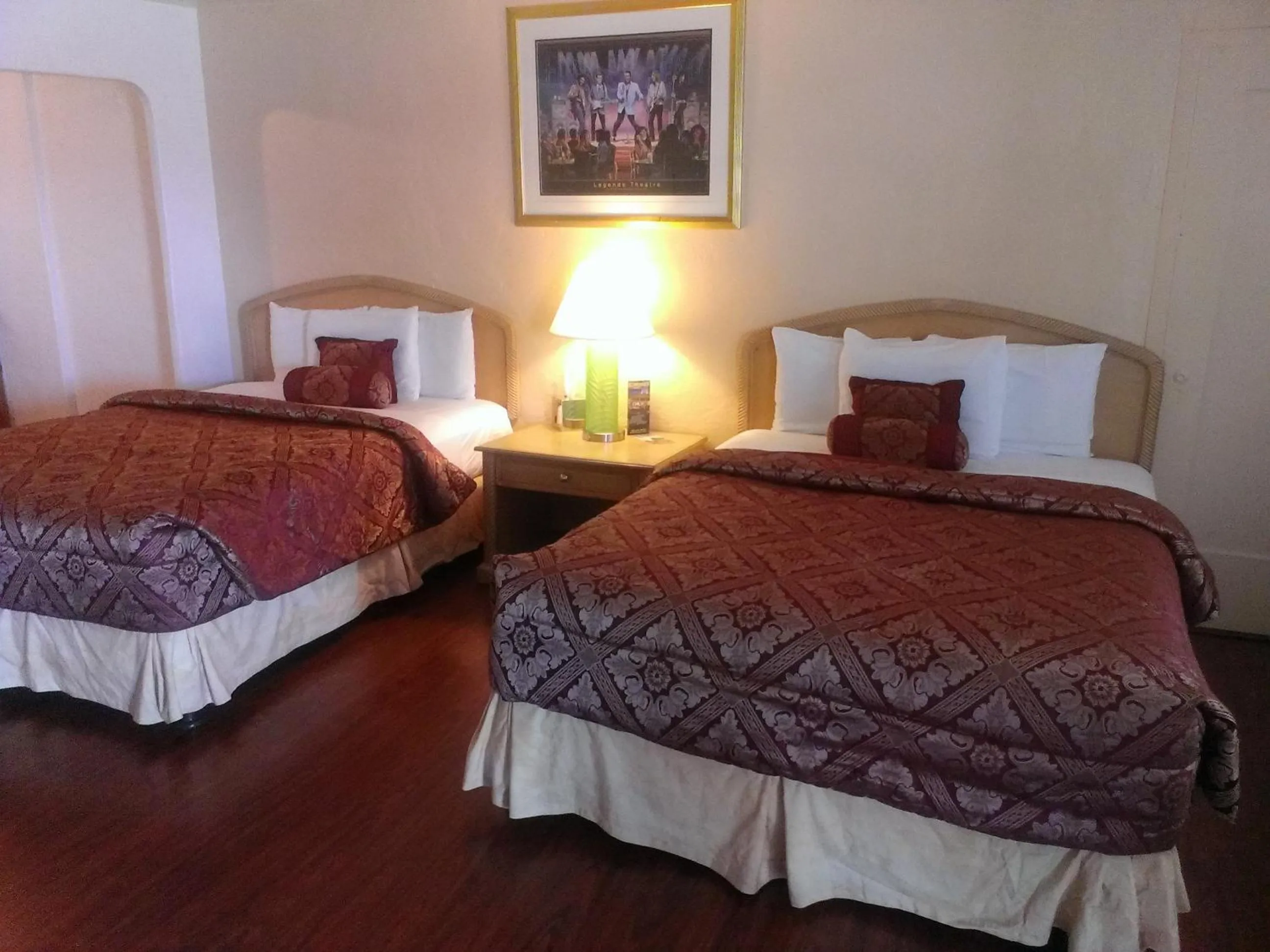 Bed in El Trovatore Motel