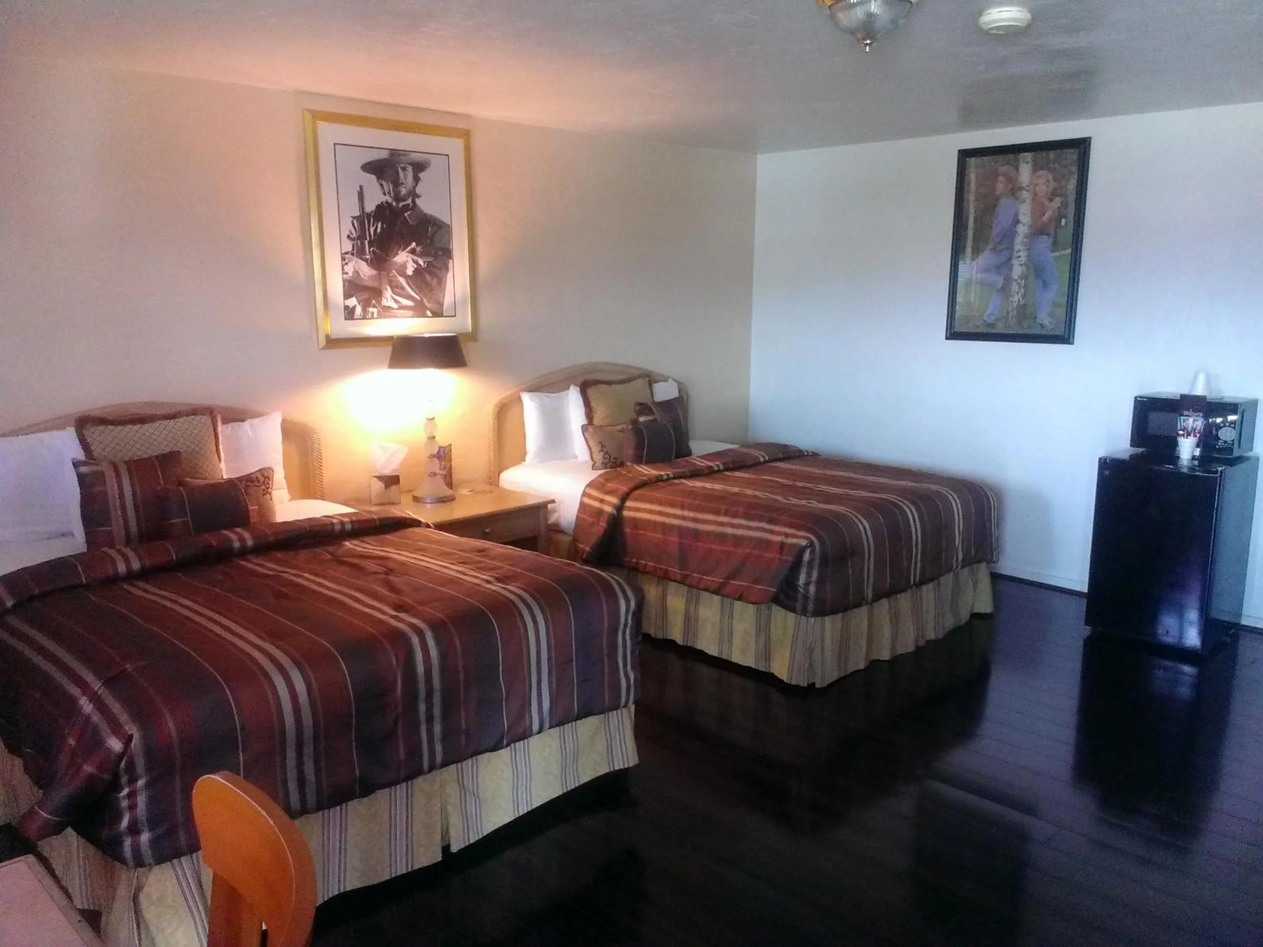 Photo of the whole room, Bed in El Trovatore Motel