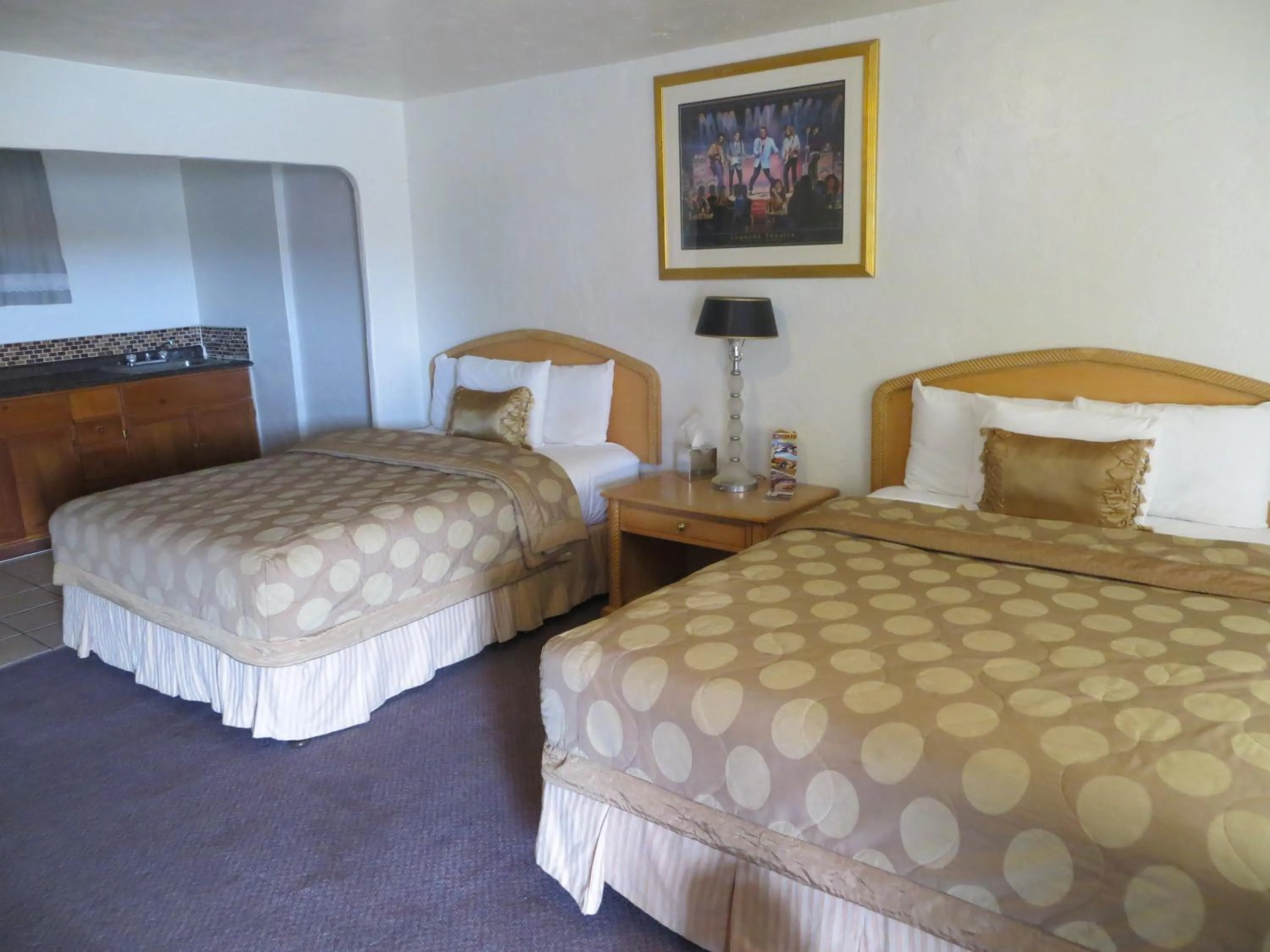 Bed in El Trovatore Motel