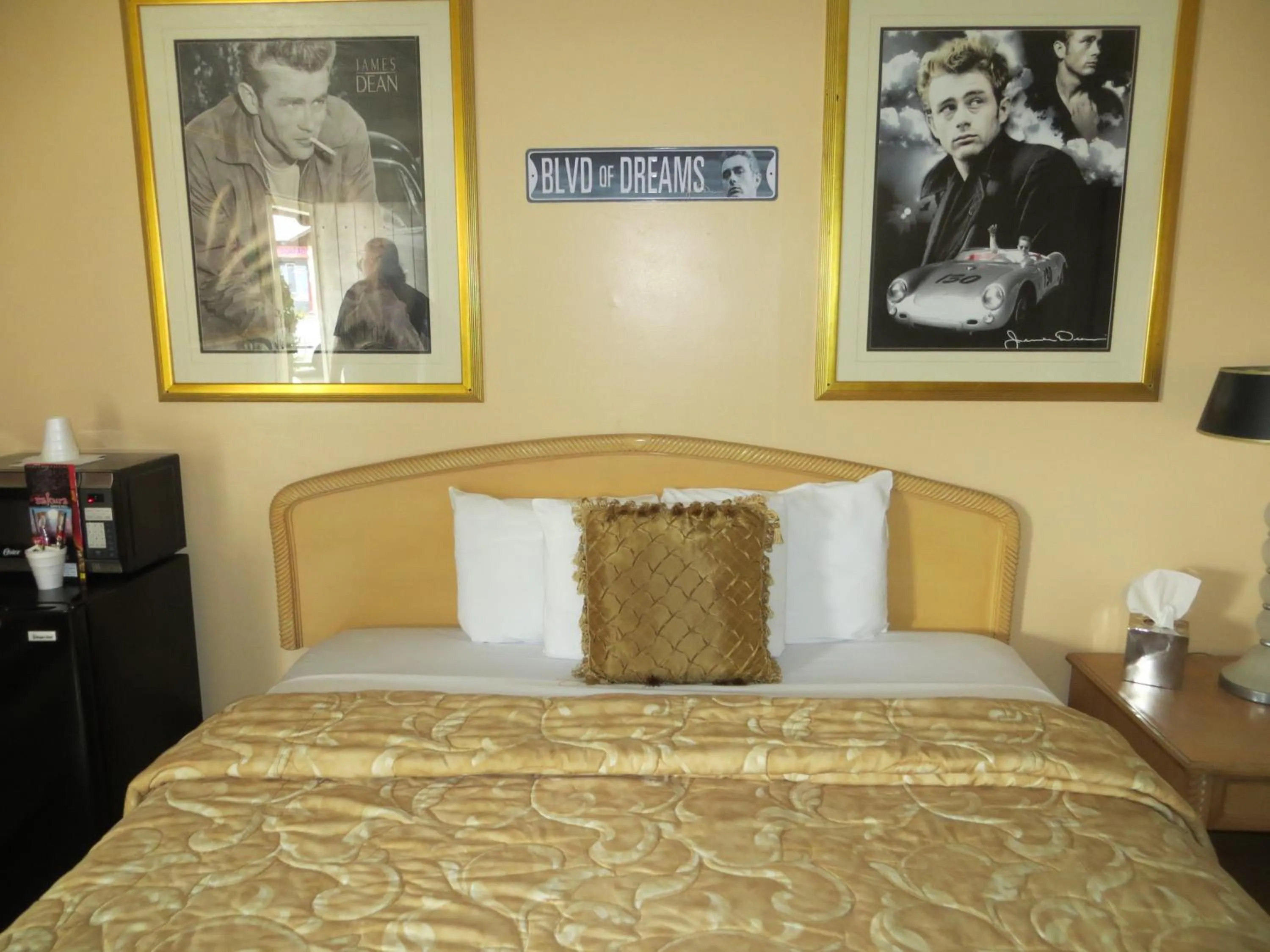 Bed in El Trovatore Motel