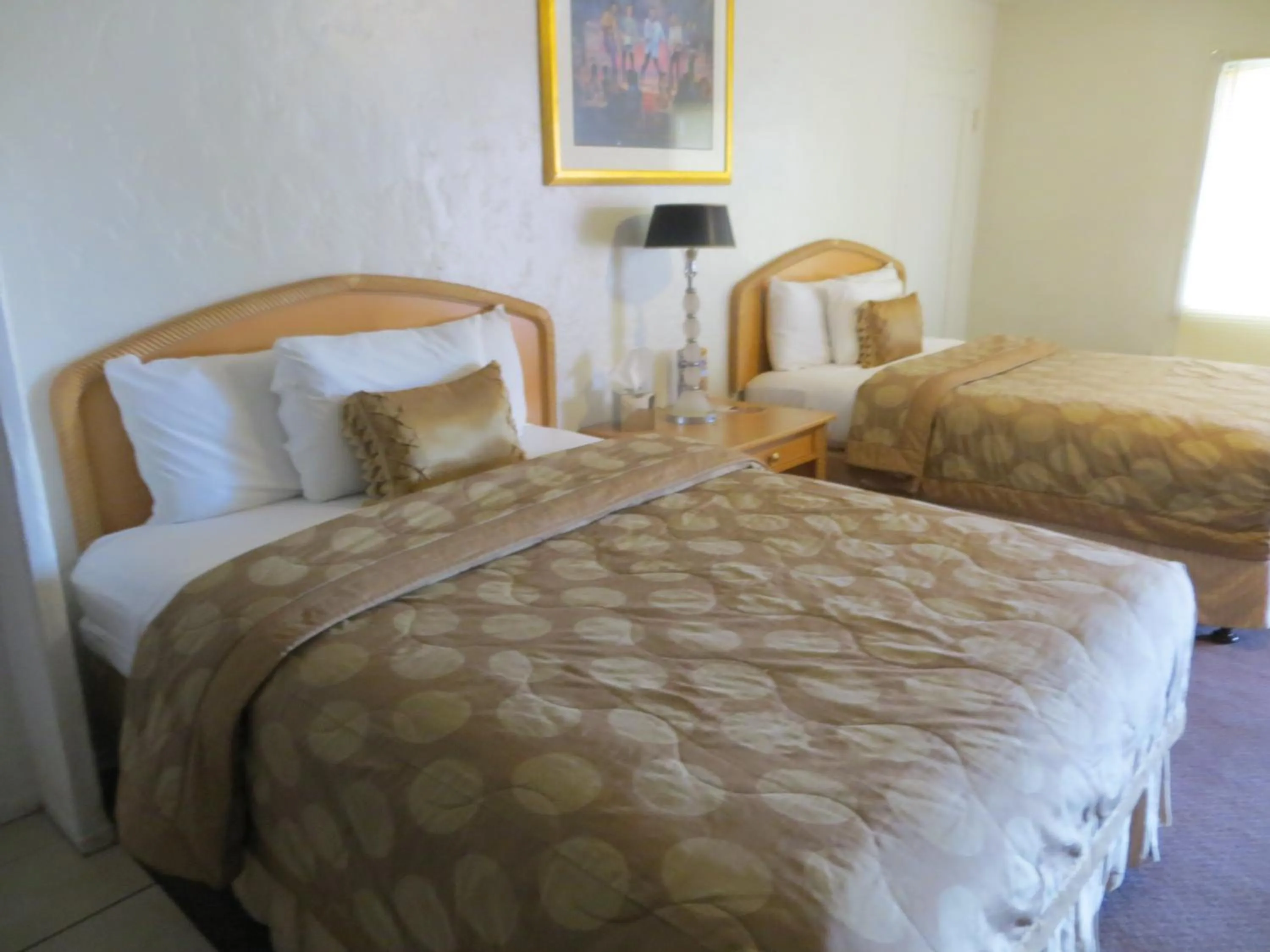 Bed in El Trovatore Motel