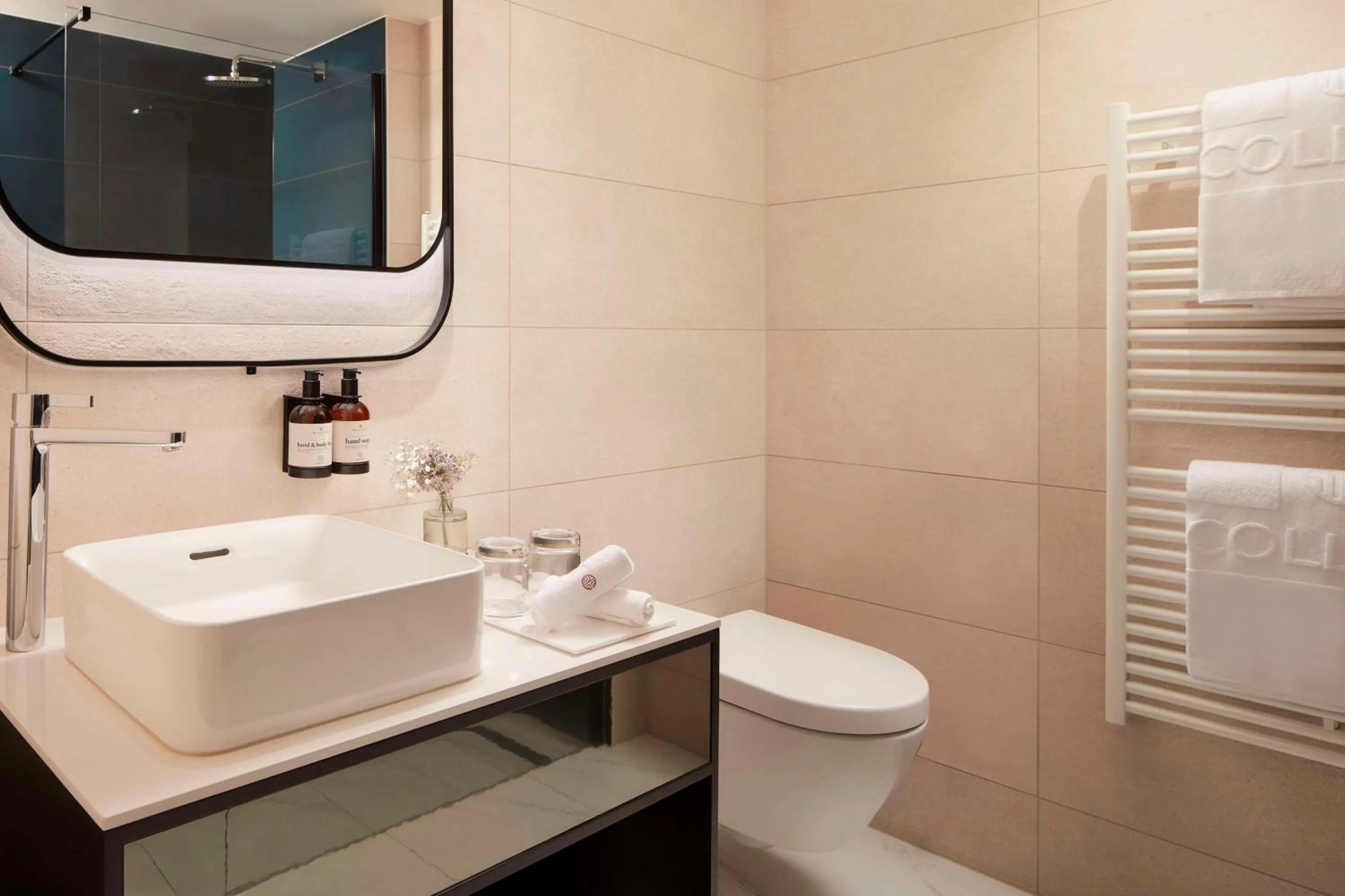 Bathroom in NH Collection Frankfurt Spin Tower