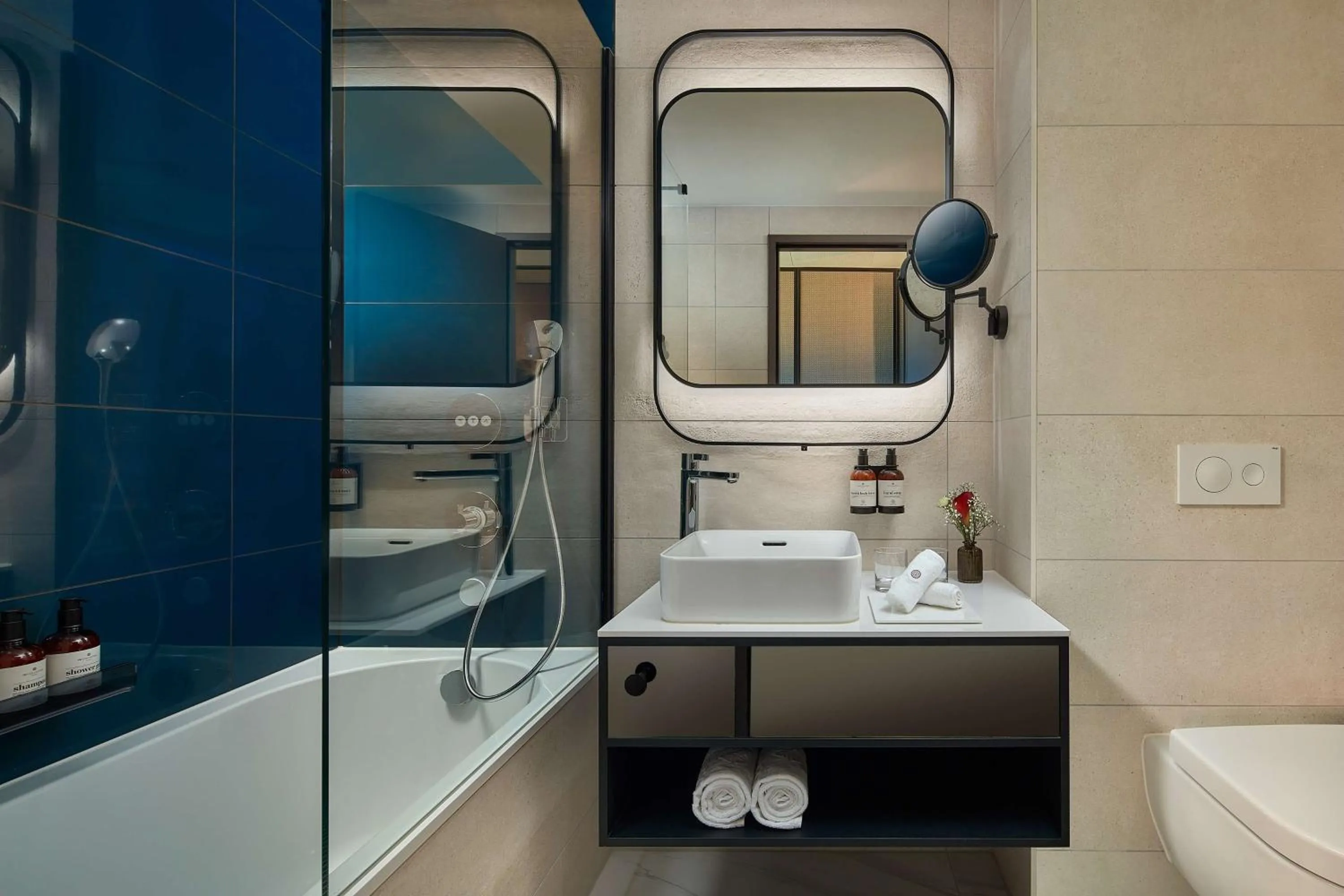 Bathroom in NH Collection Frankfurt Spin Tower