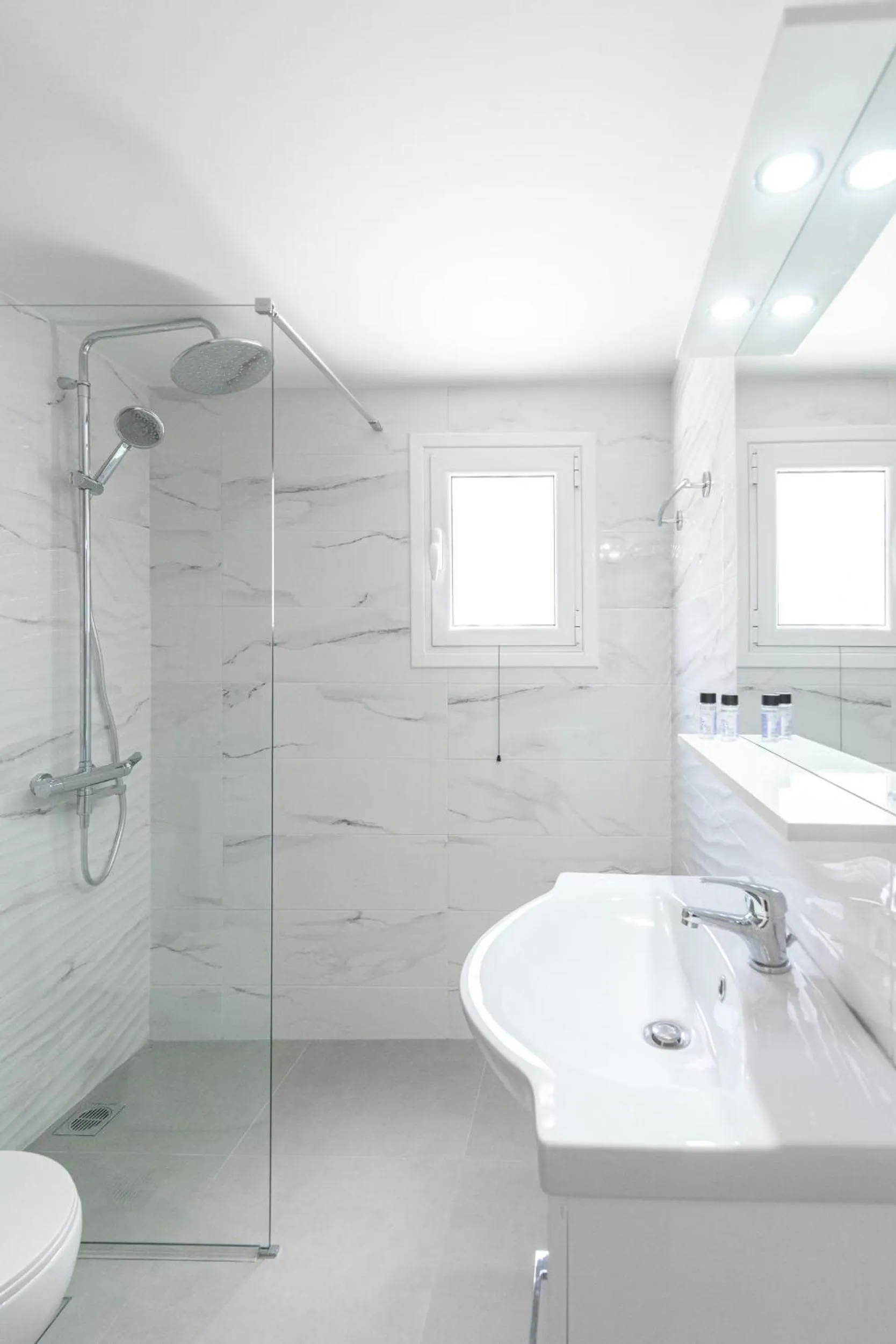 Bathroom in Blue Riviera villas & suites - Alimos 2