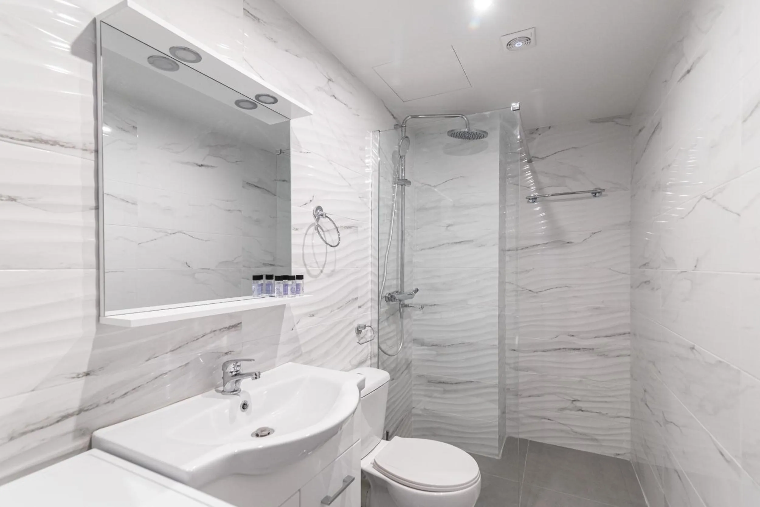 Bathroom in Blue Riviera villas & suites - Alimos 2