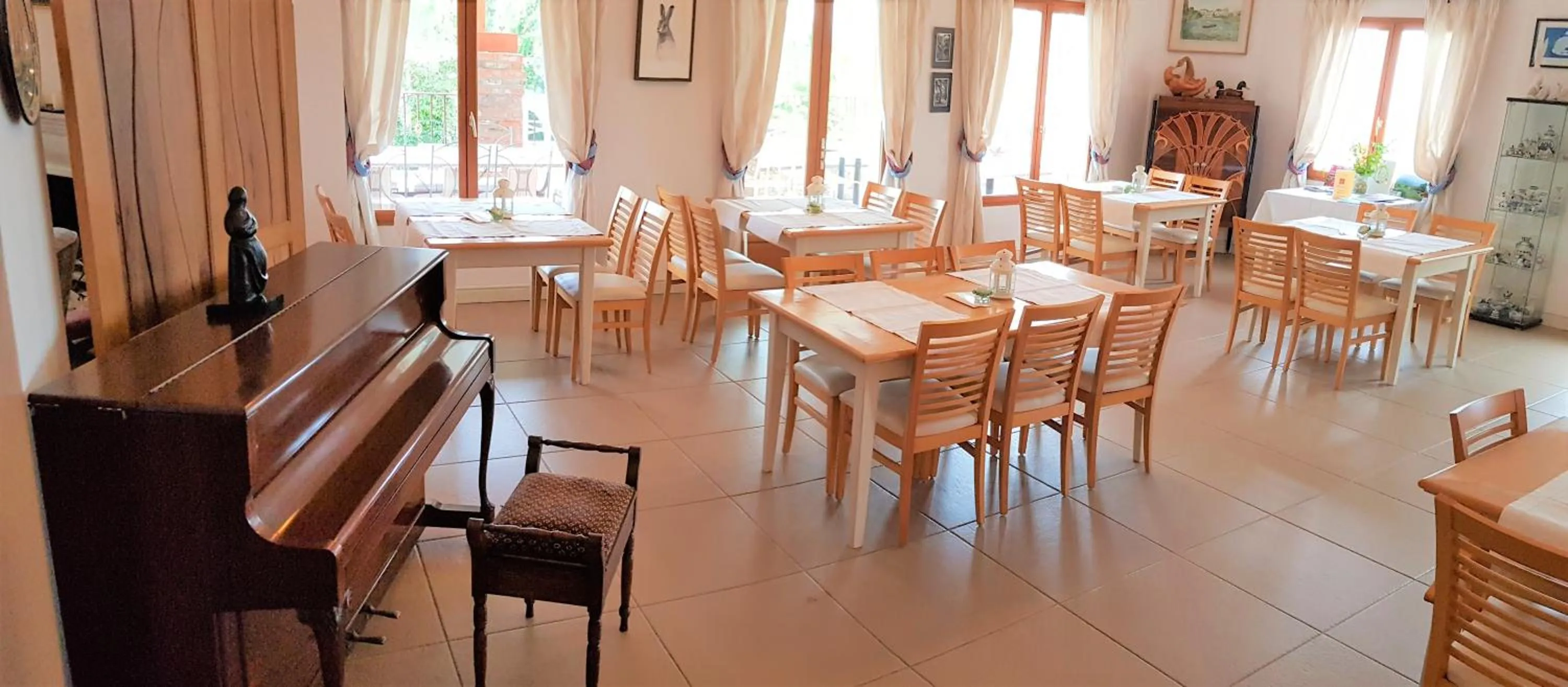 Restaurant/places to eat in Lagou Raxi Country Hotel
