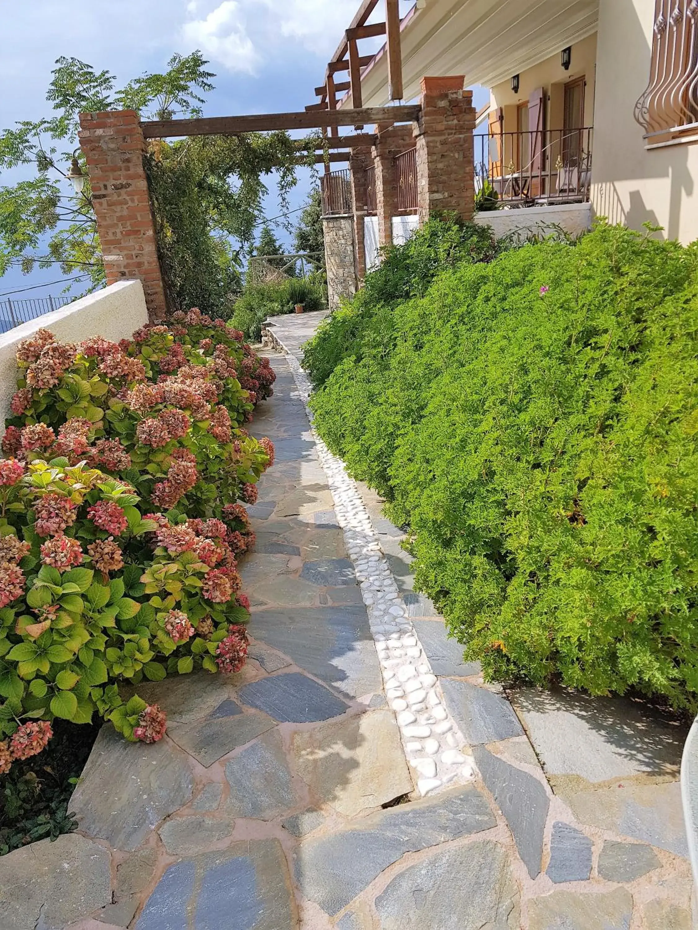 Facade/entrance in Lagou Raxi Country Hotel Facade/entrance in Lagou Raxi Country Hotel