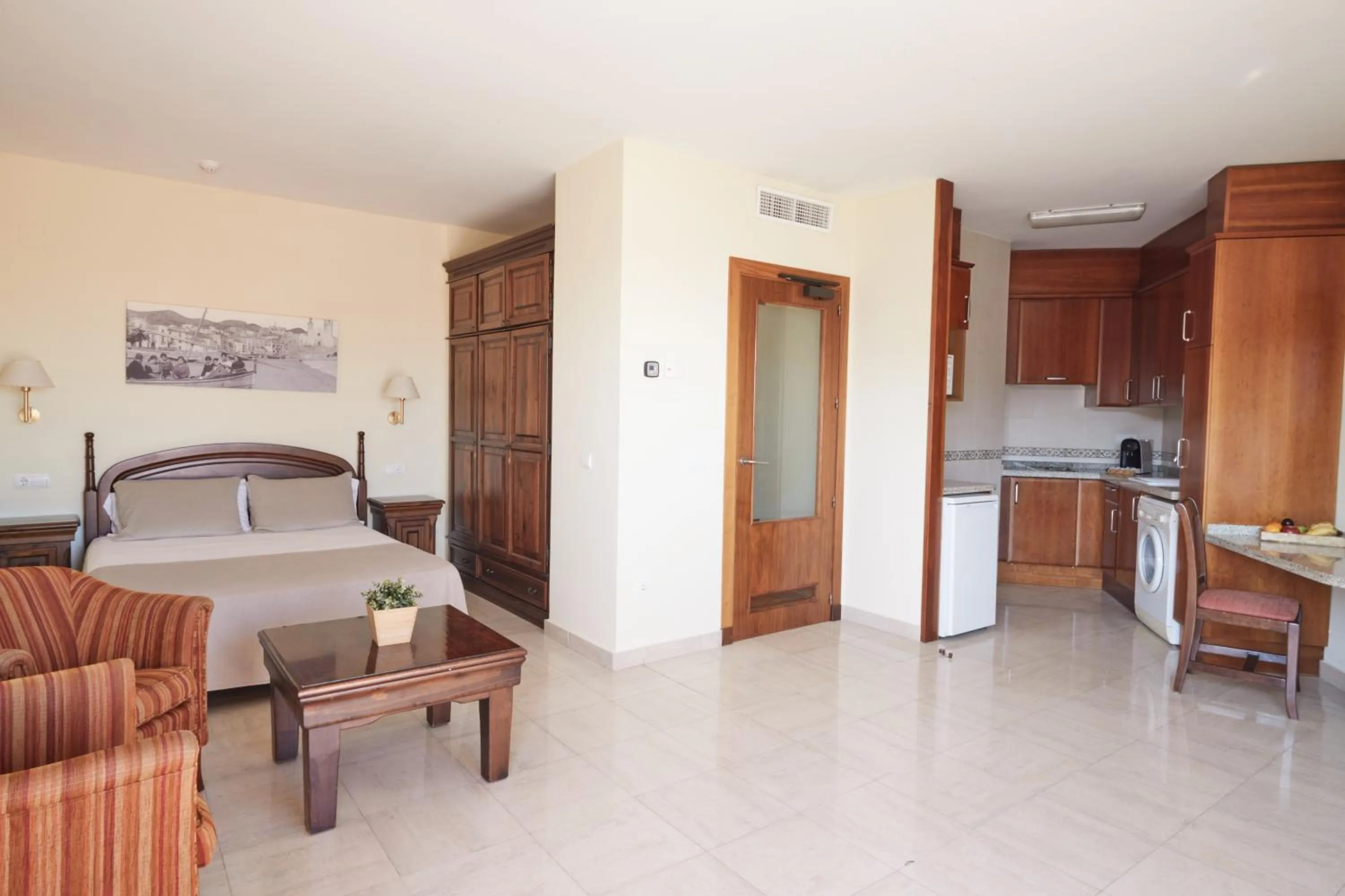 Living room, Bed in Sunway Playa Golf & Spa Sitges