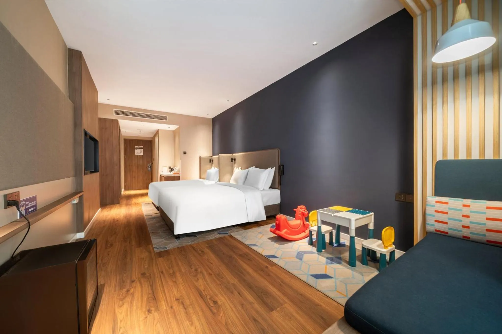 Photo of the whole room, Bed in Holiday Inn Express Zhengzhou Guancheng by IHG